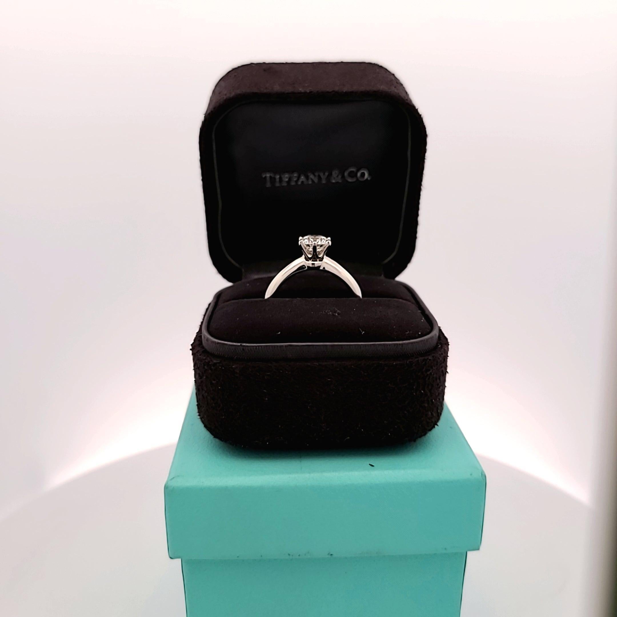 Tiffany & Co 1.01 Carat Round Brilliant H VS2 Diamond Platinum Engagement Ring For Sale 5