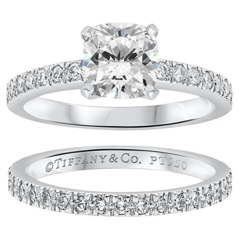 Bague de fiançailles et alliance Tiffany and Co. avec diamant taille coussin  de 1,01 carat En vente sur 1stDibs