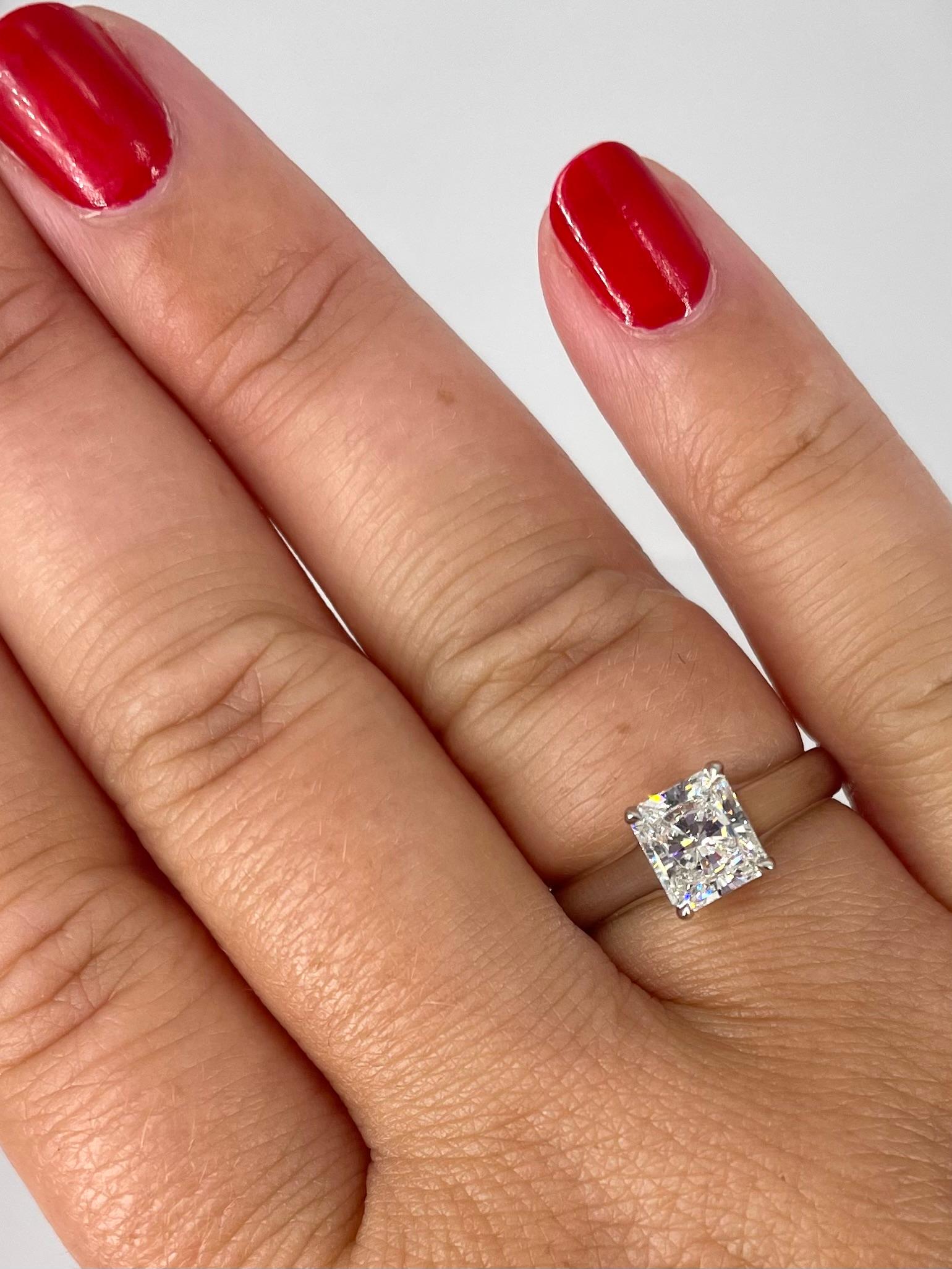 Tiffany & Co. 1.02 carat Radiant Cut Diamond Platinum Solitaire Engagement Ring  In Excellent Condition For Sale In New York, NY
