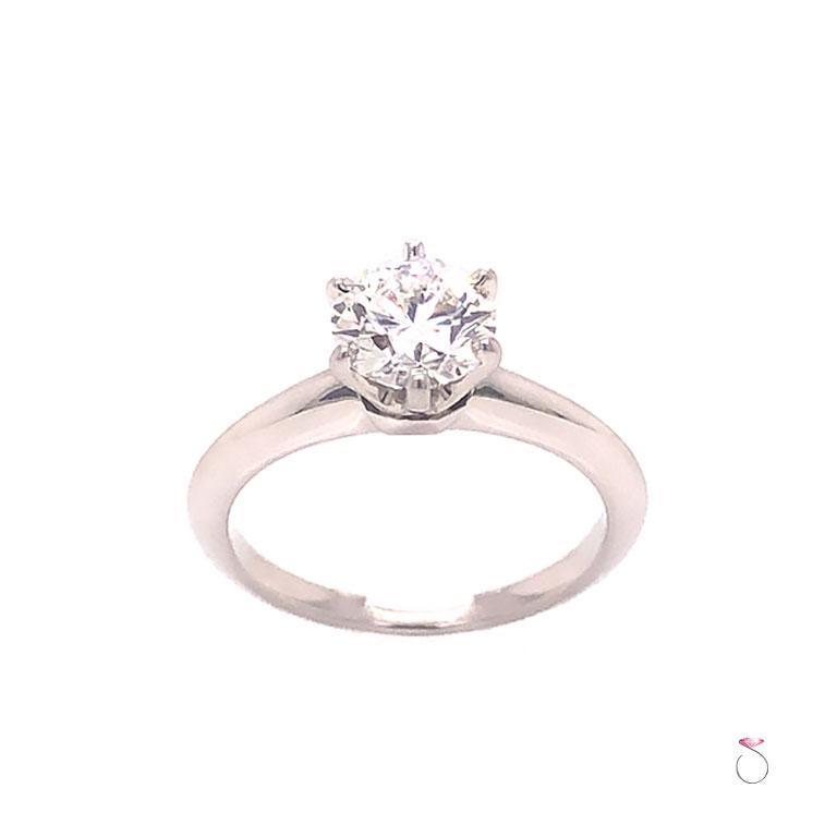 100% authentique Tiffany & Co. Bague de fiançailles solitaire en platine avec un diamant rond brillant de 1,02 carat au centre, de couleur G et de pureté VVS2. Le diamant est serti dans la célèbre bague Solitaire à six griffes de Tiffany pour une