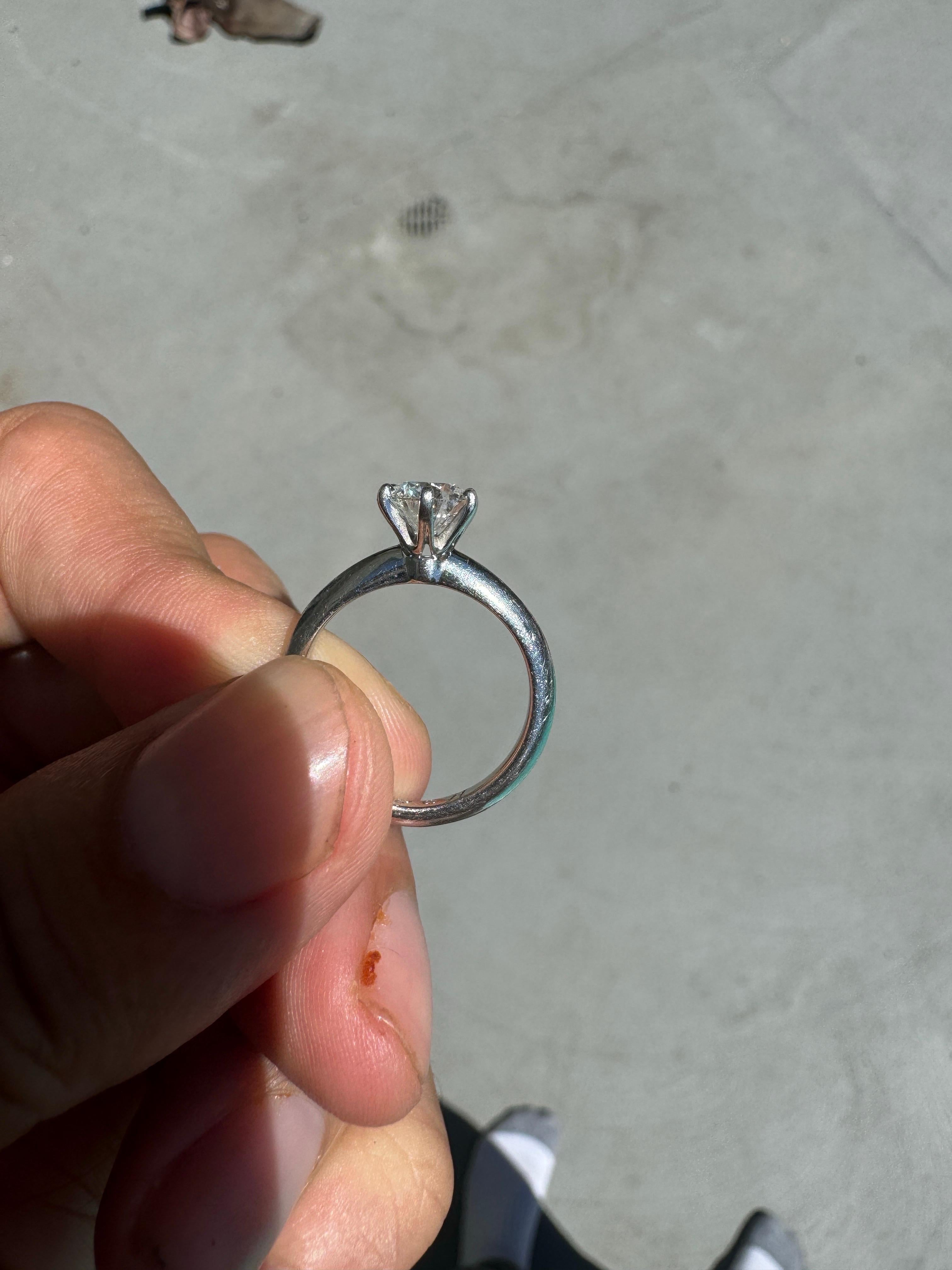Il s'agit d'un magnifique diamant rond brillant de 1,02 carats de Tiffany & Co., de couleur F et de pureté VVS2. Le diamant est accompagné de sa boîte Tiffany d'origine, de ses papiers et d'une évaluation de remplacement, datée de 2019.

Pourquoi ce