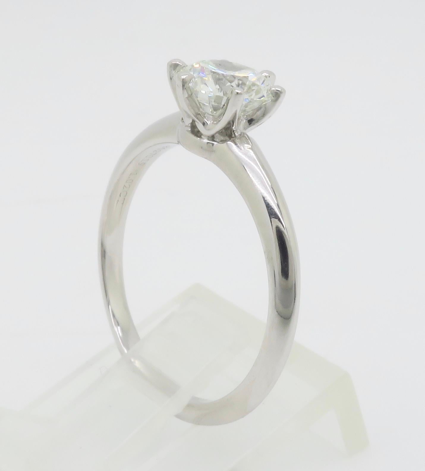 Tiffany & Co. 1.02CT Solitaire in Platin mit Originalpapieren, Box und Tasche im Angebot 6