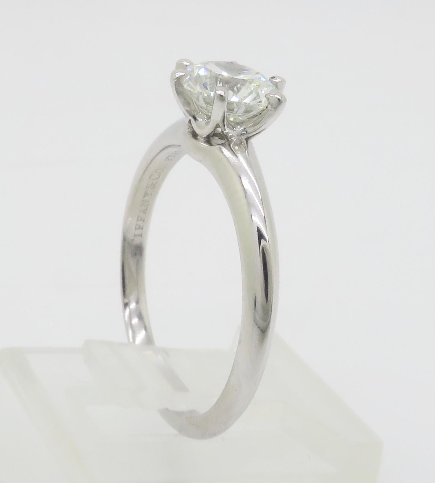 Tiffany & Co. 1.02CT Solitaire in Platin mit Originalpapieren, Box und Tasche im Angebot 7