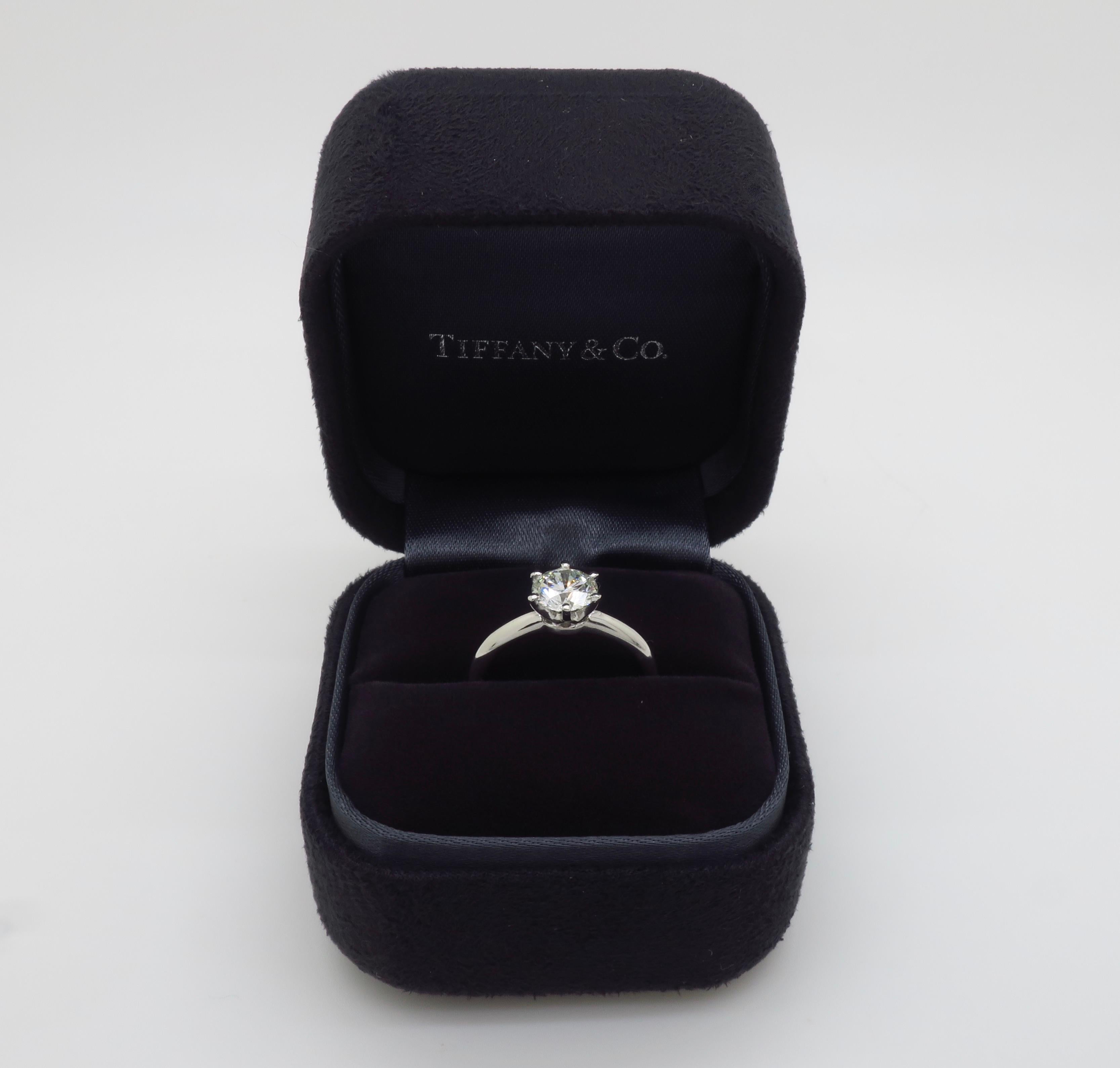 Tiffany & Co. 1.02CT Solitaire in Platin mit Originalpapieren, Box und Tasche im Angebot 9