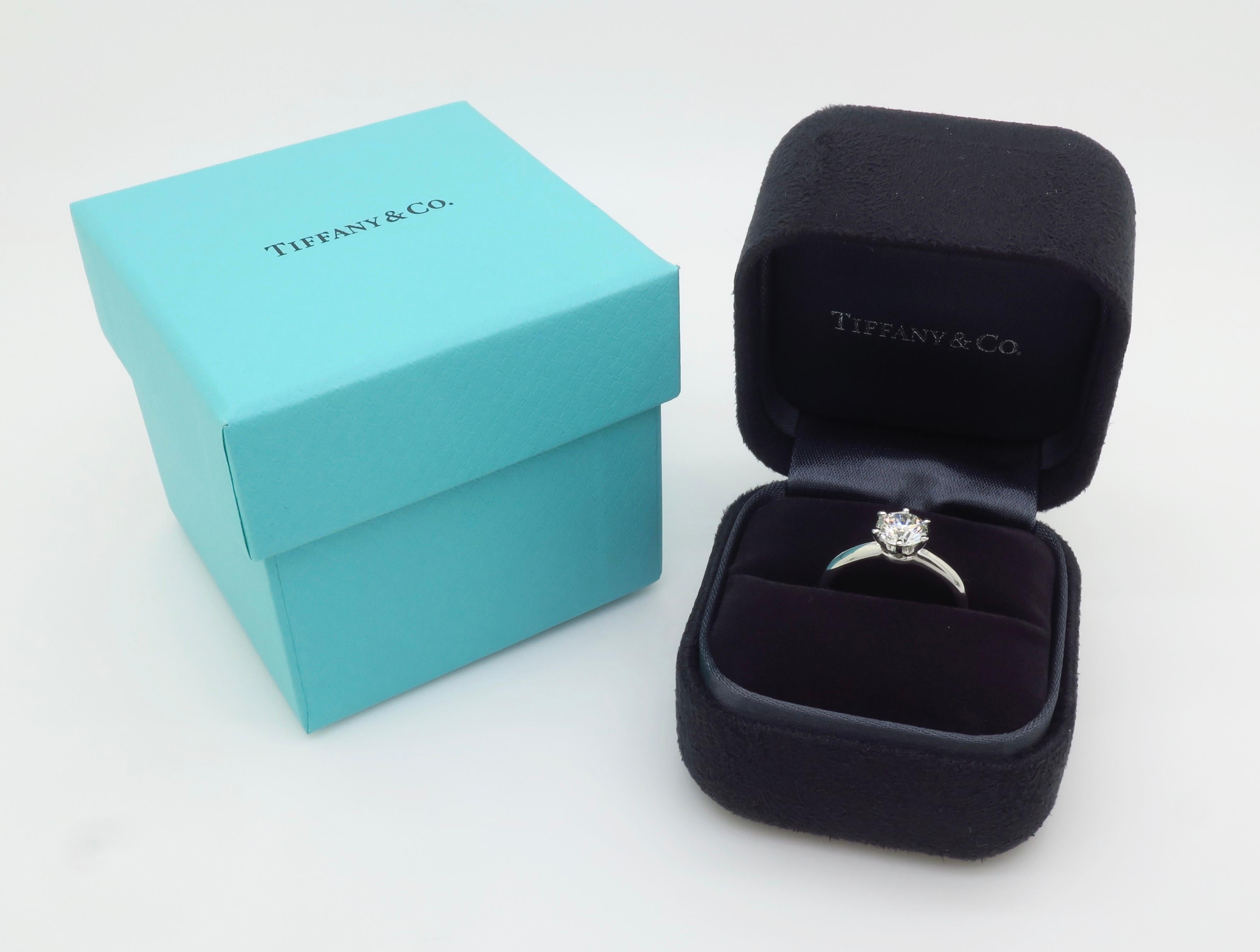 Tiffany & Co. 1.02CT Solitaire in Platin mit Originalpapieren, Box und Tasche im Angebot 10
