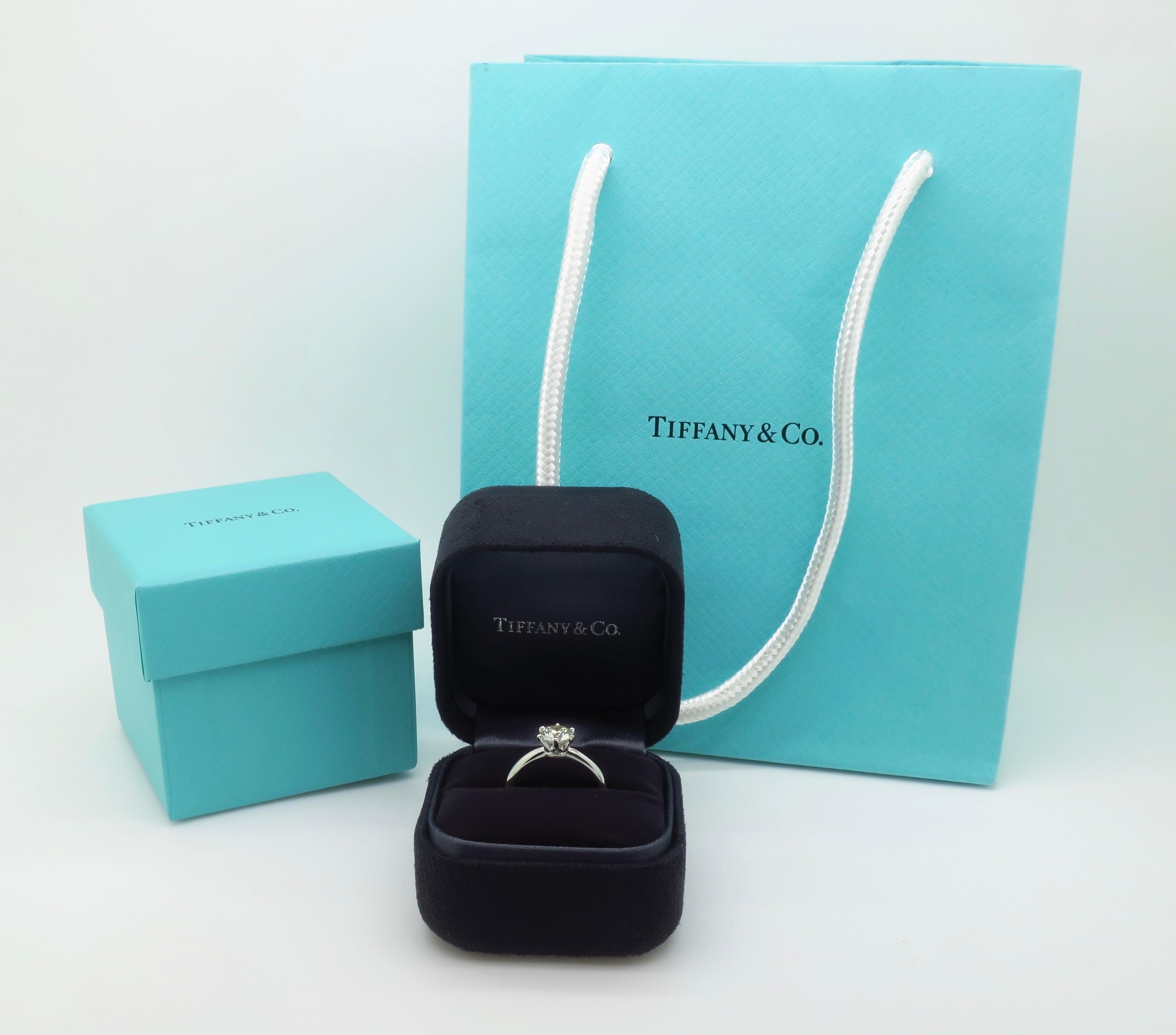 Tiffany & Co. 1.02CT Solitaire in Platin mit Originalpapieren, Box und Tasche im Angebot 11