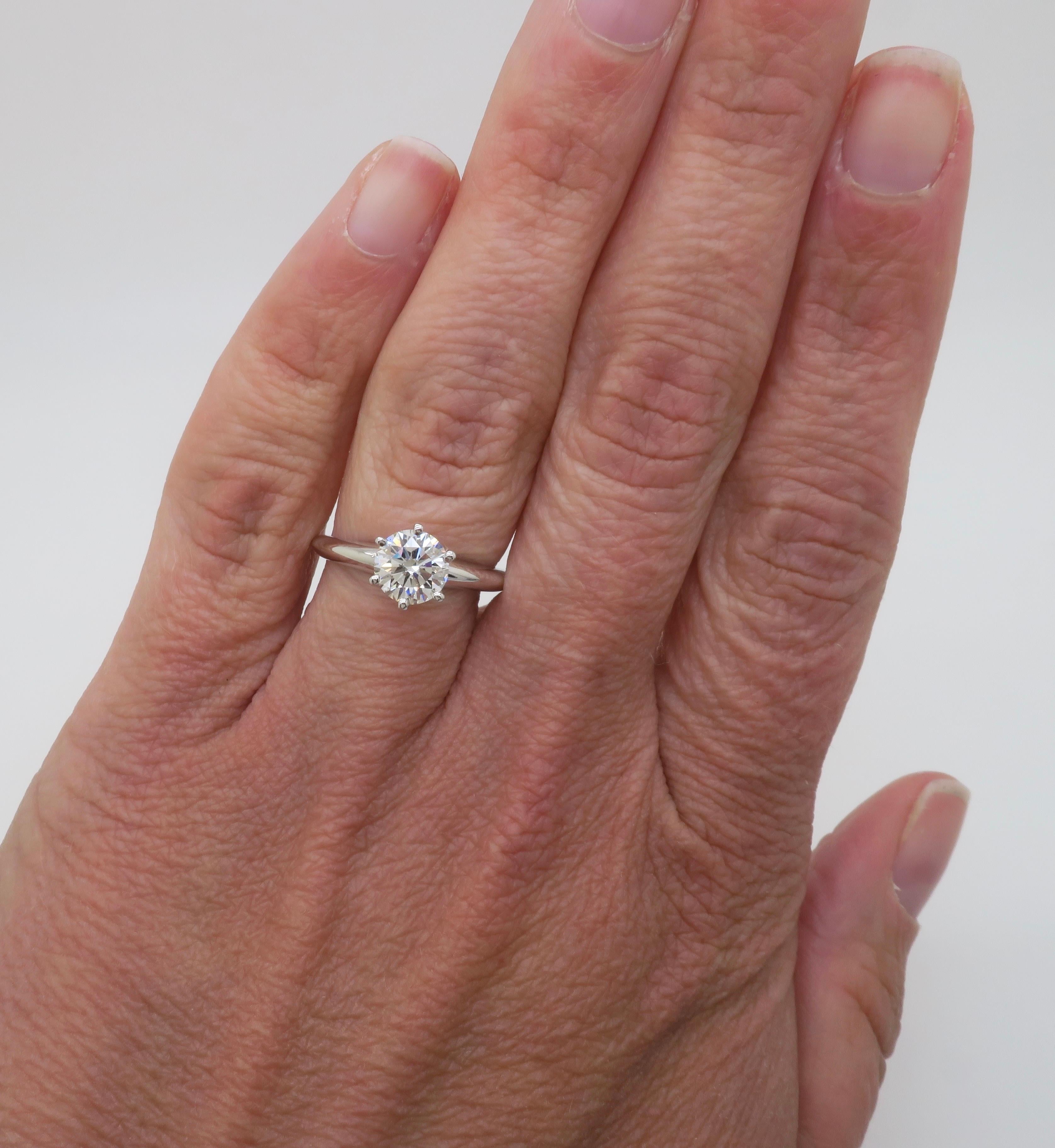 Klassisch 1.02CT Tiffany & Co. Diamant Solitaire Verlobungsring mit Papieren, original Box und Tasche - MSRP $16,300

Diamant Karat Gewicht: 1.02ct Erde abgebaut
Diamant-Schliff: Runder Brillant
Diamant-Farbe: I
Diamant Reinheit: VS1
Zertifizierung: