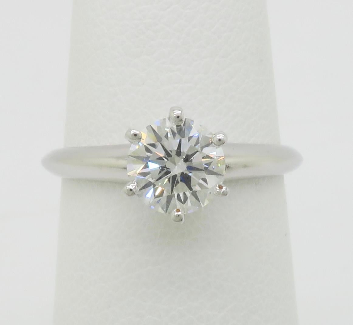 Tiffany & Co. 1.02CT Solitaire in Platin mit Originalpapieren, Box und Tasche (Rundschliff) im Angebot