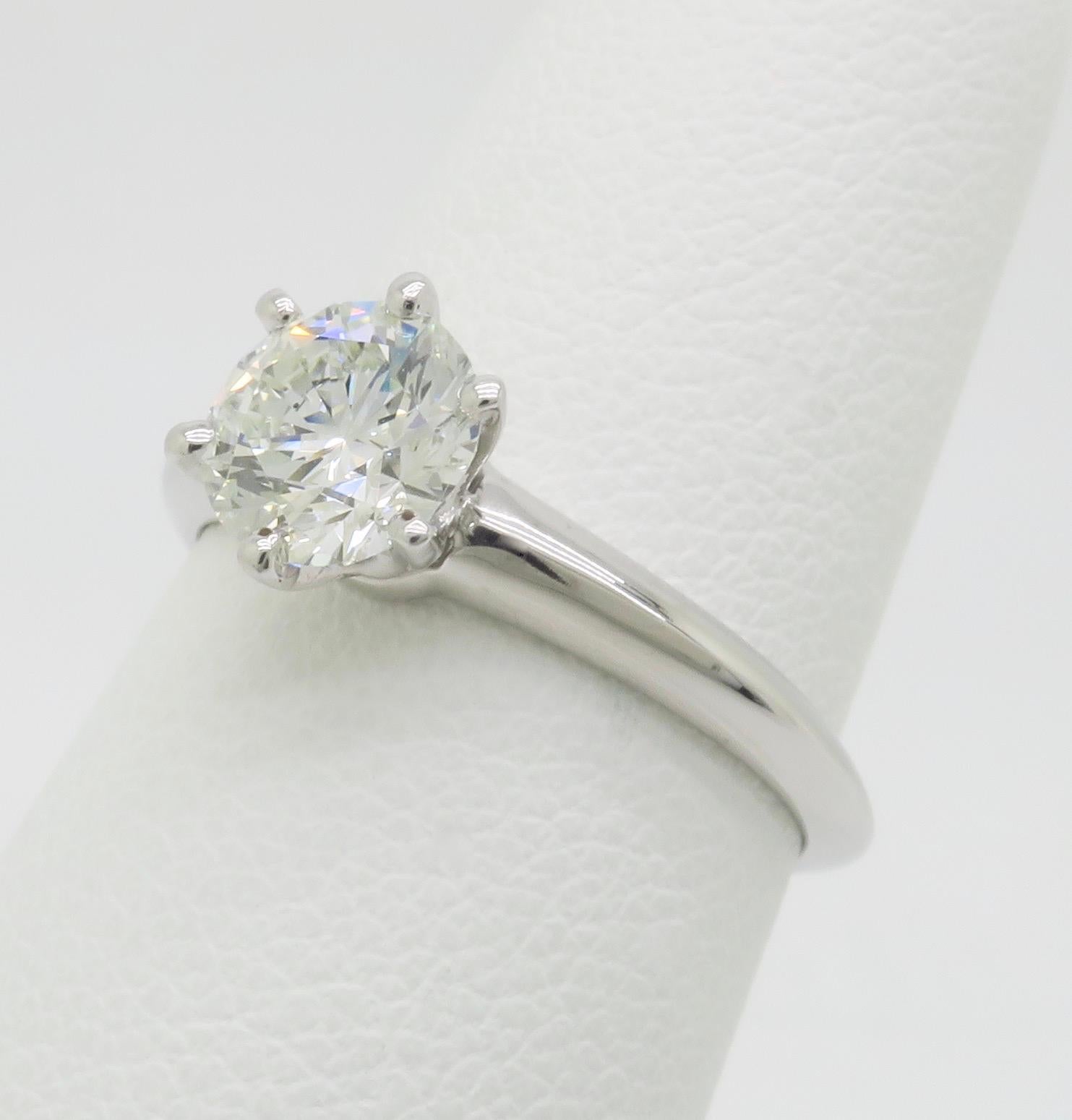 Tiffany & Co. 1.02CT Solitaire in Platin mit Originalpapieren, Box und Tasche im Zustand „Hervorragend“ im Angebot in Webster, NY