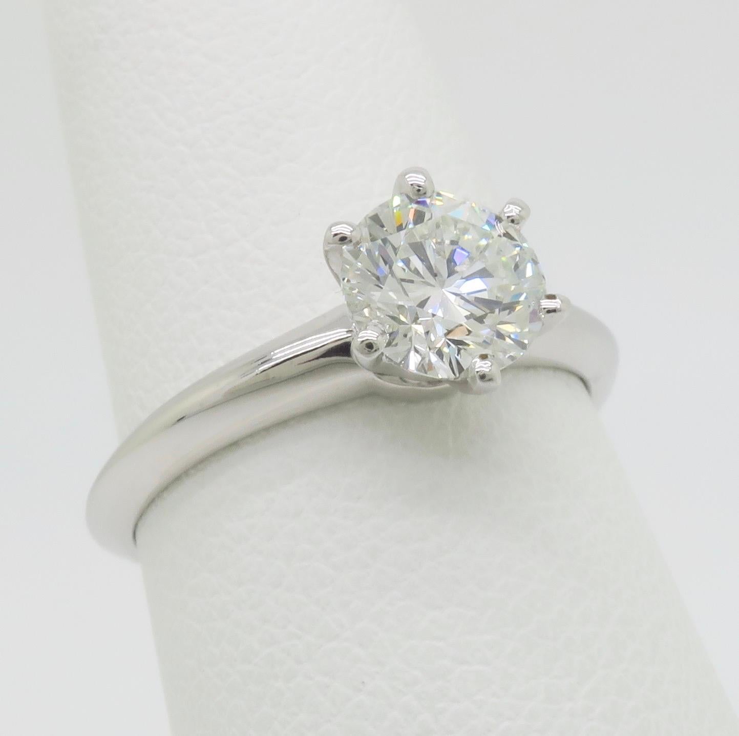 Tiffany & Co. 1.02CT Solitaire in Platin mit Originalpapieren, Box und Tasche Damen im Angebot
