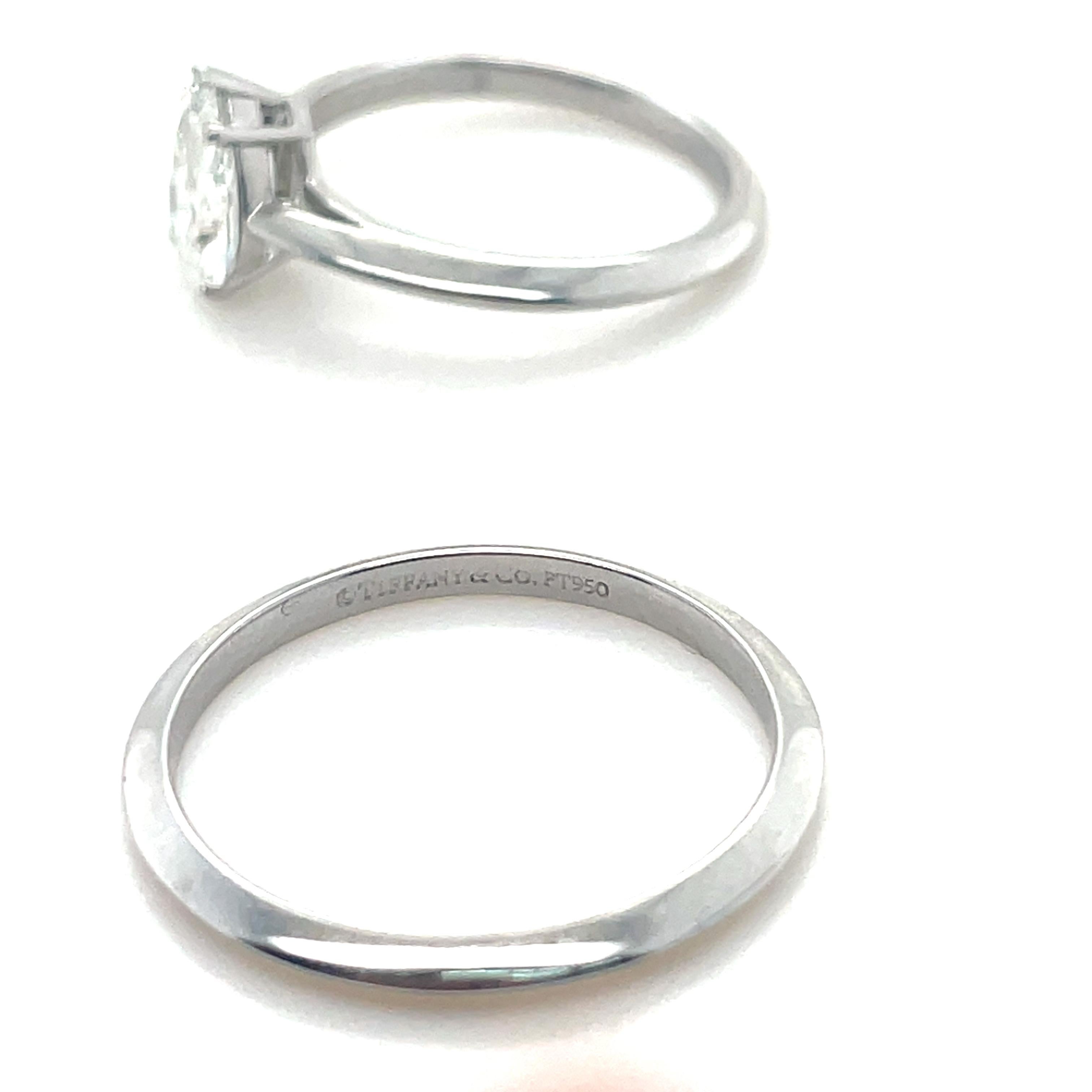 Tiffany & Co., ensemble de bague de fiançailles avec diamant en forme de poire de 1,03 carat Excellent état - En vente à Chicago, IL