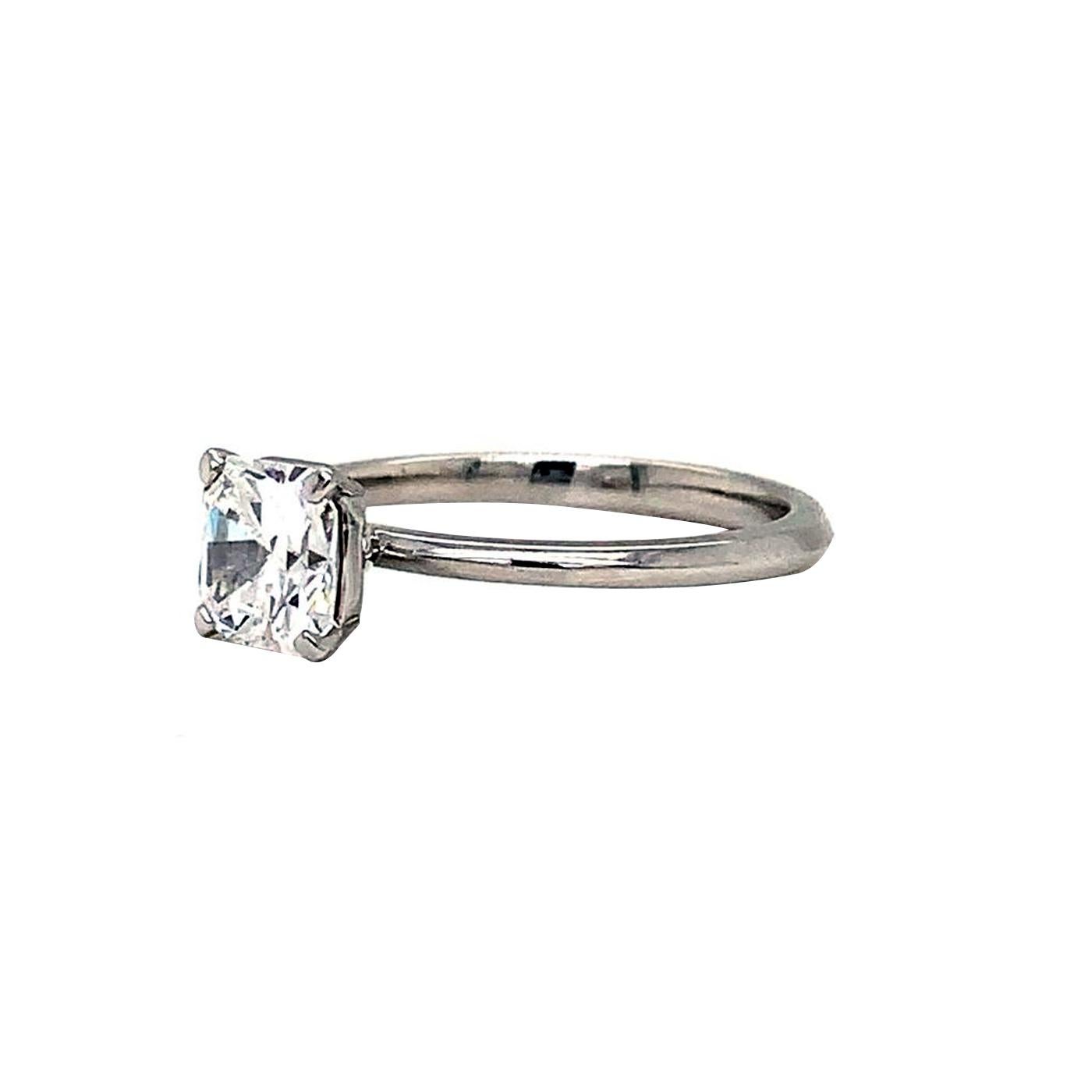 Moderne Tiffany & Co. Bague de fiançailles solitaire en platine avec diamant taille radiant de 1,03 carat en vente