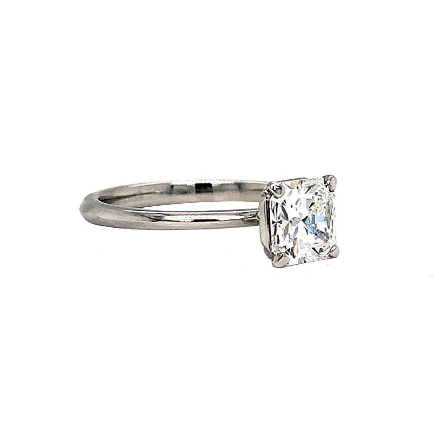 Taille radiant Tiffany & Co. Bague de fiançailles solitaire en platine avec diamant taille radiant de 1,03 carat en vente