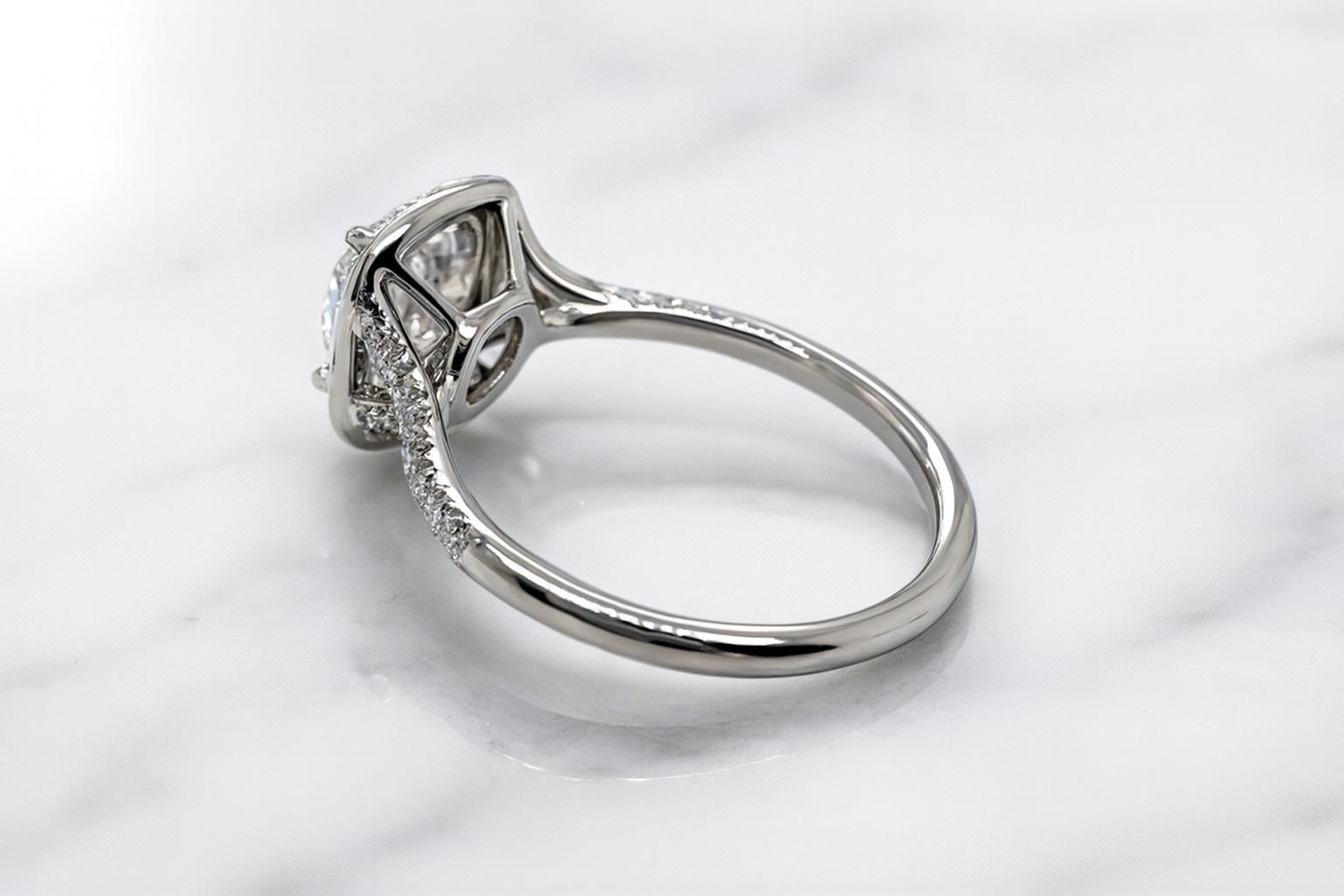 Tiffany & Co. Anillo de platino con halo de diamantes de 1,03 quilates con certificado GIA Corte cojín en venta