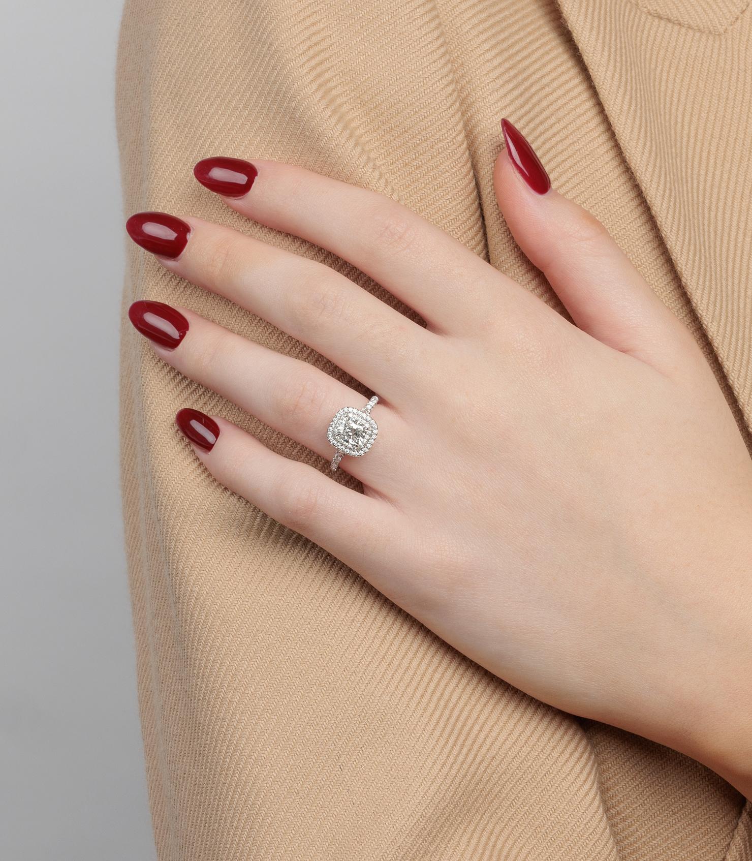 Tiffany & Co. Bague Soleste en platine avec diamant taille coussin de 1.04 carat

Détails du produit
Xupes Ref : COMJ809
Marque : Tiffany & Co.
Modèle : Bague Soleste 1.04ct
Type : Anneau
Accompagné de : Tiffany & Co. Boîte, Certificat
Matériau(x) :