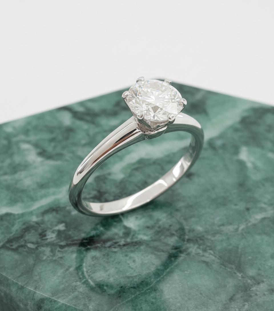 Contemporaneo Tiffany & Co. Anello di fidanzamento in platino con diamante rotondo taglio Brilliante da 1,05 carati in vendita