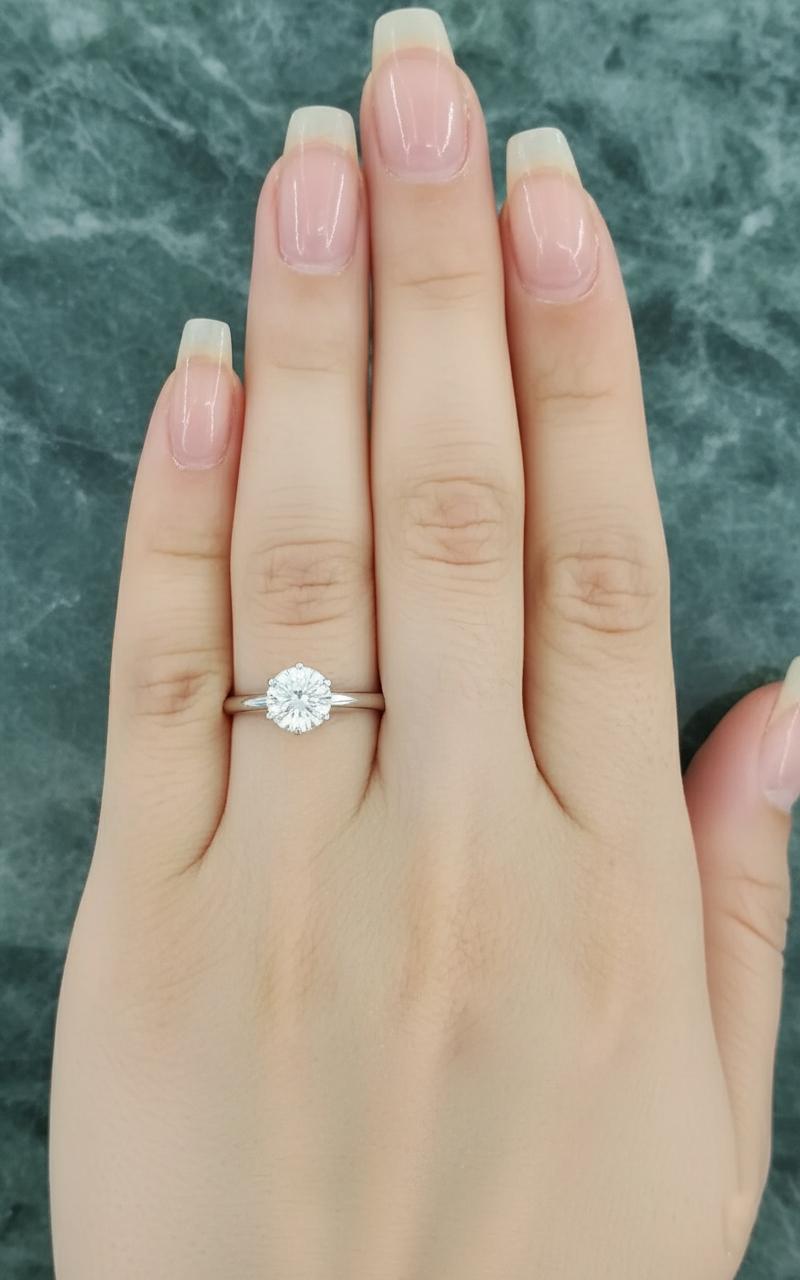 Taglio rotondo Tiffany & Co. Anello di fidanzamento in platino con diamante rotondo taglio Brilliante da 1,05 carati in vendita