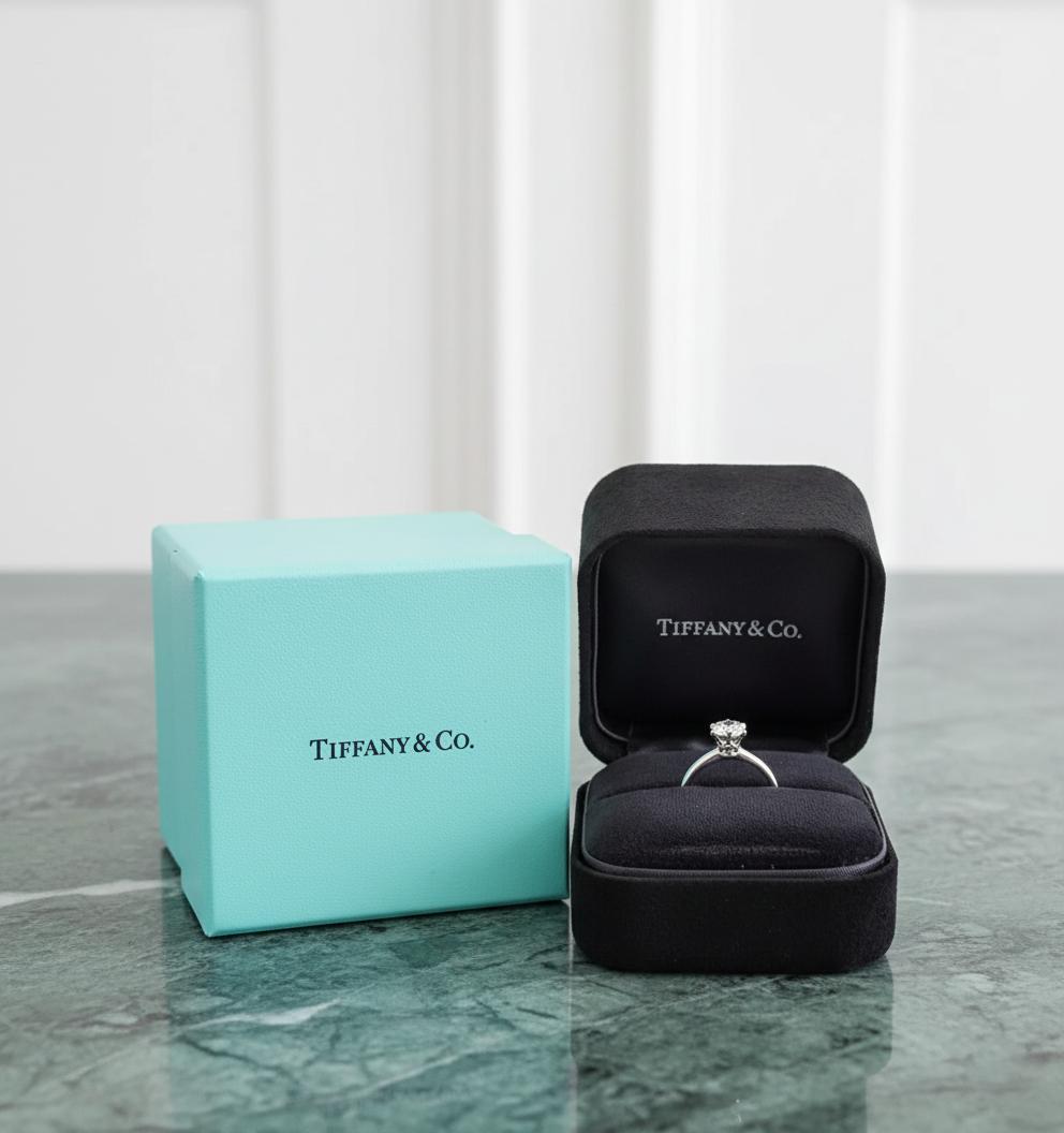Tiffany & Co. Anello di fidanzamento in platino con diamante rotondo taglio Brilliante da 1,05 carati In condizioni ottime in vendita a Chicago, IL