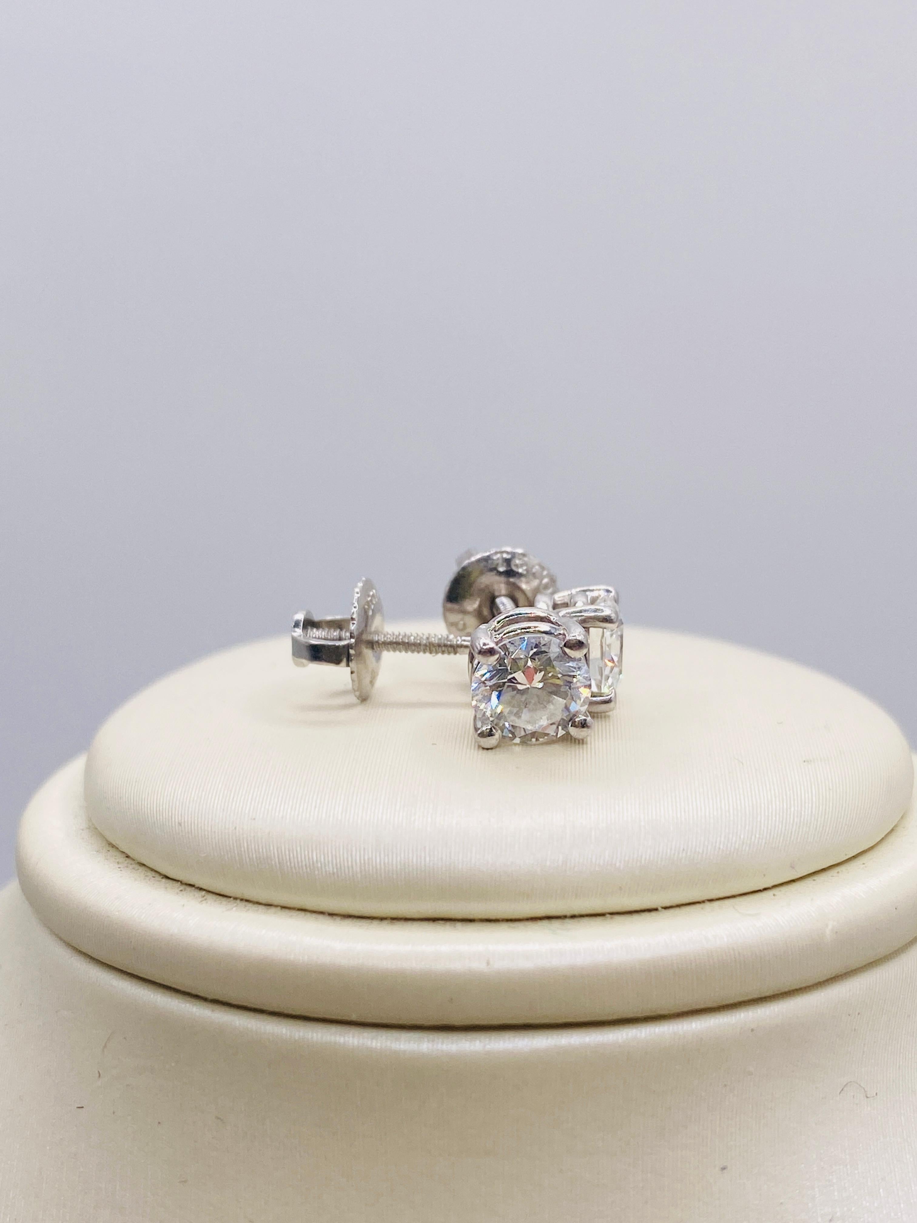Tiffany & Co 1.06 Carat Total Weight Diamond Platinum Stud Earrings In Good Condition In DALLAS, TX