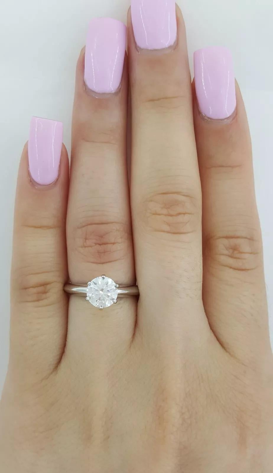 Women's or Men's Tiffany & Co. 1.06 ct Total Weight Platinum Round Diamond Ring For Sale