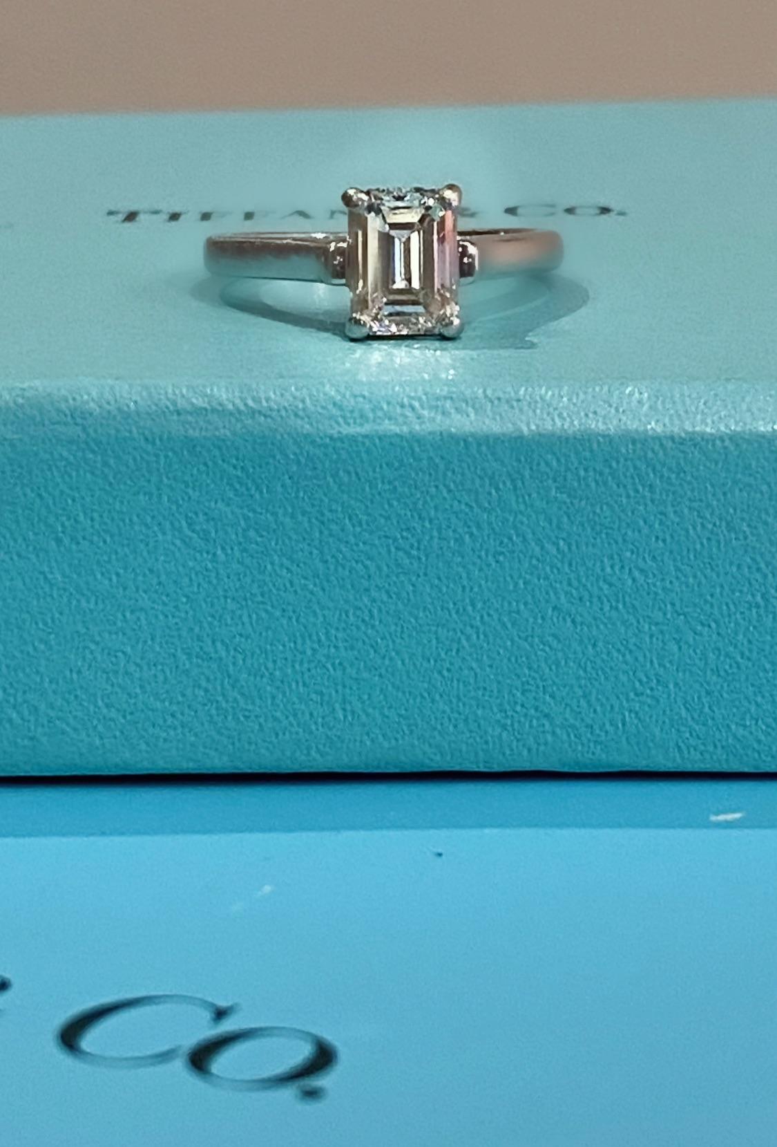 Fabriqué avec une élégance raffinée par Tiffany & Co, 
cette bague de fiançailles solitaire en diamant est LA bague de fiançailles 

Provenance impeccable, matériaux de première qualité, 
Outre son nom réputé, ses points forts sont les suivants 

La