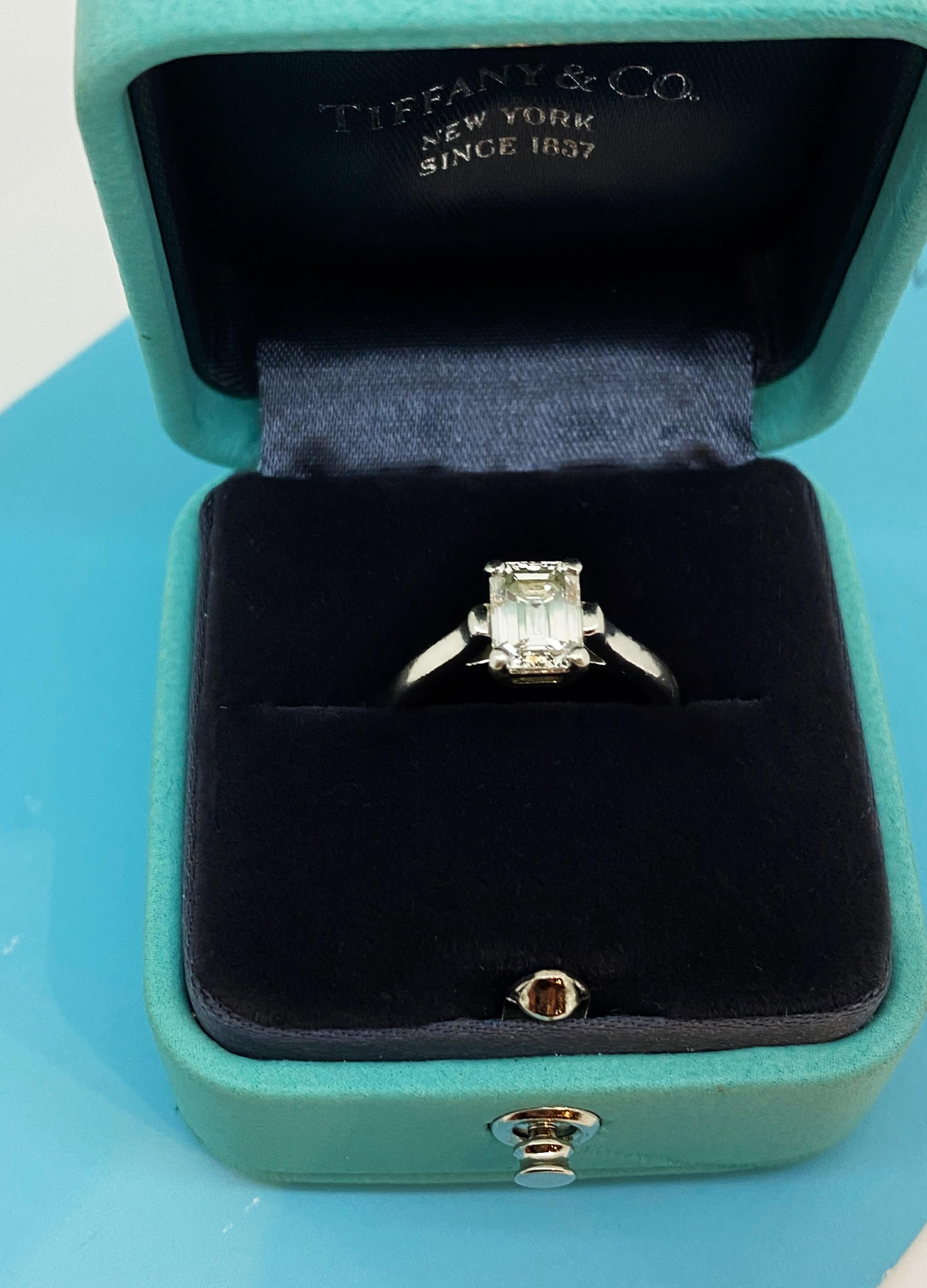 Taille émeraude Tiffany & Co 1.07ct Emerald Cut Diamond Solitaire 950 Platinum Ring, GIA, Papers en vente