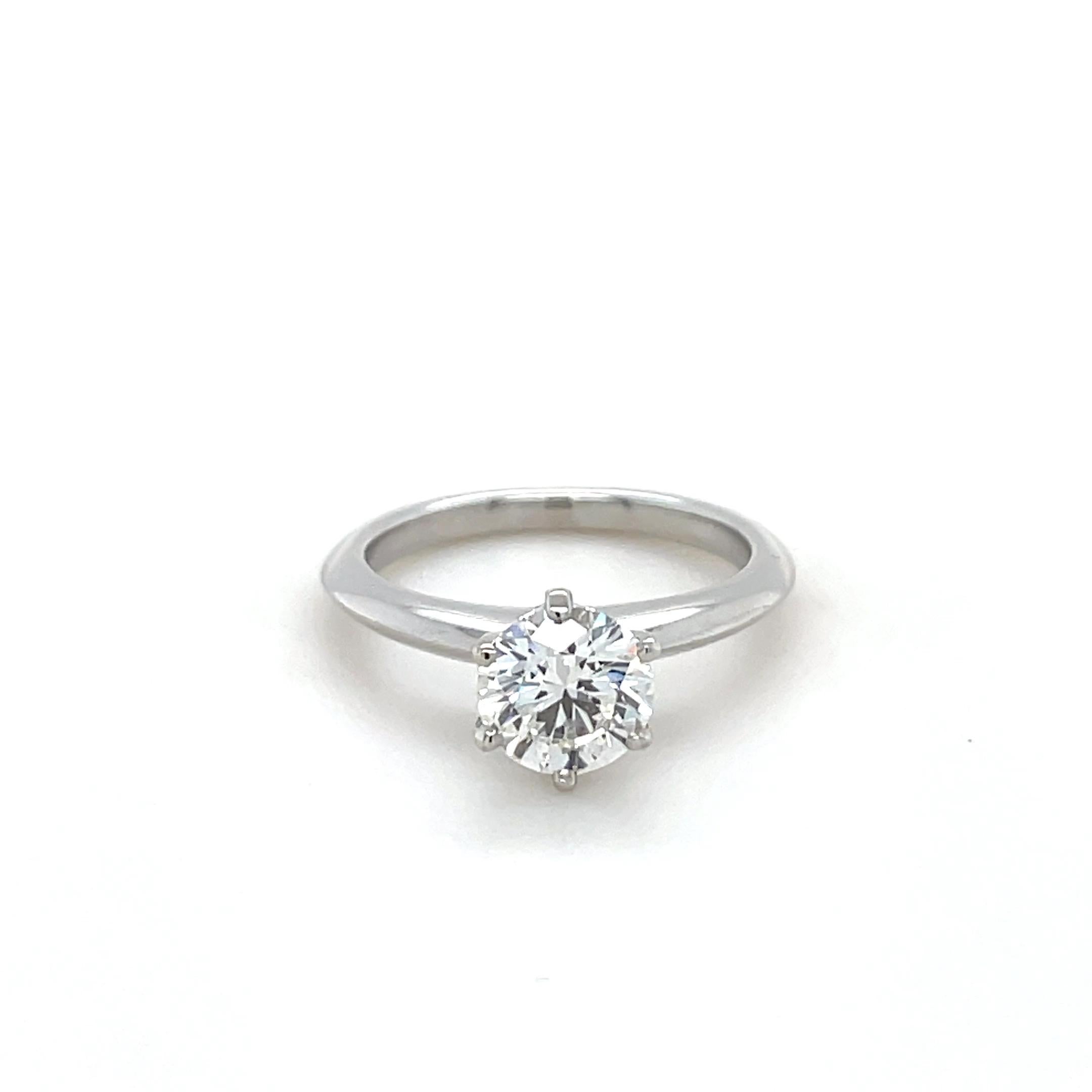 Diamant-Schliff: Runder Brillant 
Karat: 1,09 Karat
Einstufung: I Farbe, VS2 Klarheit
Metall: Platin
Ringgröße: 5
Stempel: TIFFANY&CO. Pt950 (Seriennummer) D 1,09ct.
Bruttogewicht: 4,75 Gramm
Begleitet von: Tiffany & Co. Box und Retail Replacement