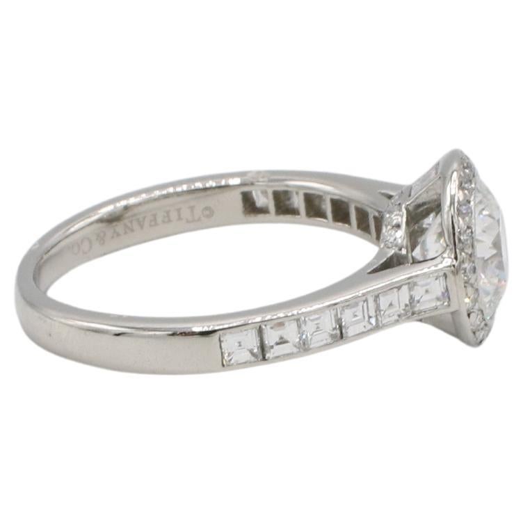 Tiffany & Co. Bague de fiançailles en platine avec diamant rond naturel de 1,09 carat F VS1 
Métal : Platine
Poids : 4.03 grammes
Diamant : 1,09 carat F VS1 diamant rond naturel
Diamants d'accentuation : 0,59 CTW G-H VS diamants ronds/carrés