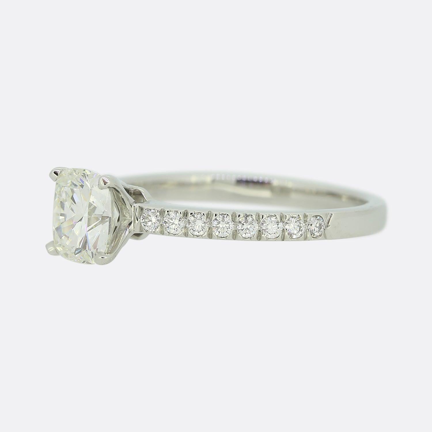 Dies ist eine wunderbare Tiffany & Co. Platin Solitär Verlobungsring. Der Mittelstein ist ein Diamant im Kissenschliff von 1,10 Karat, gefasst in der ikonischen Tiffany-Fassung mit vier Klauen.

Zustand: Gebraucht (Sehr gut)
Gewicht: 4,2