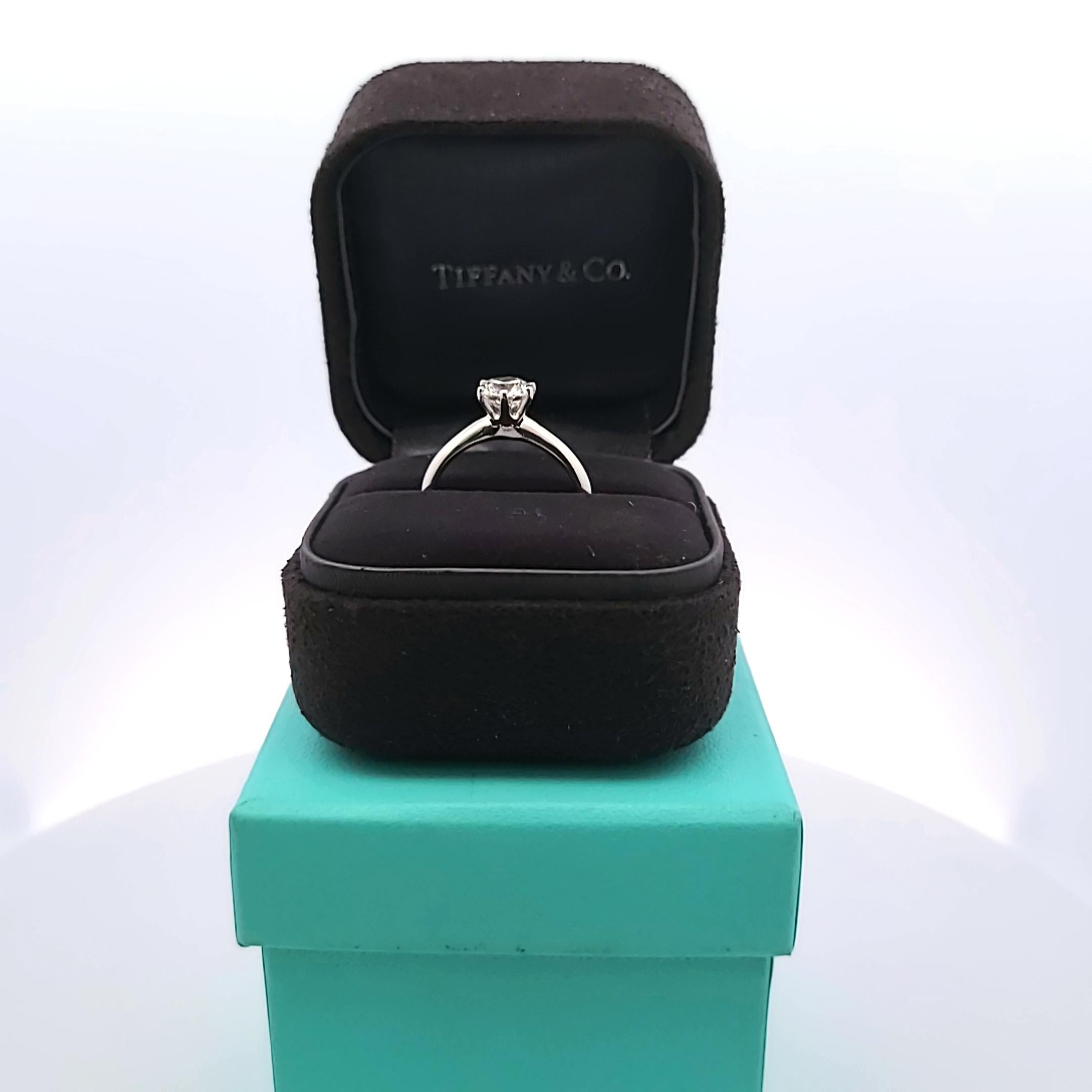 Tiffany & Co. Anello di fidanzamento in platino bianco con diamante tondo e brillante da 1,10 carati in vendita 8