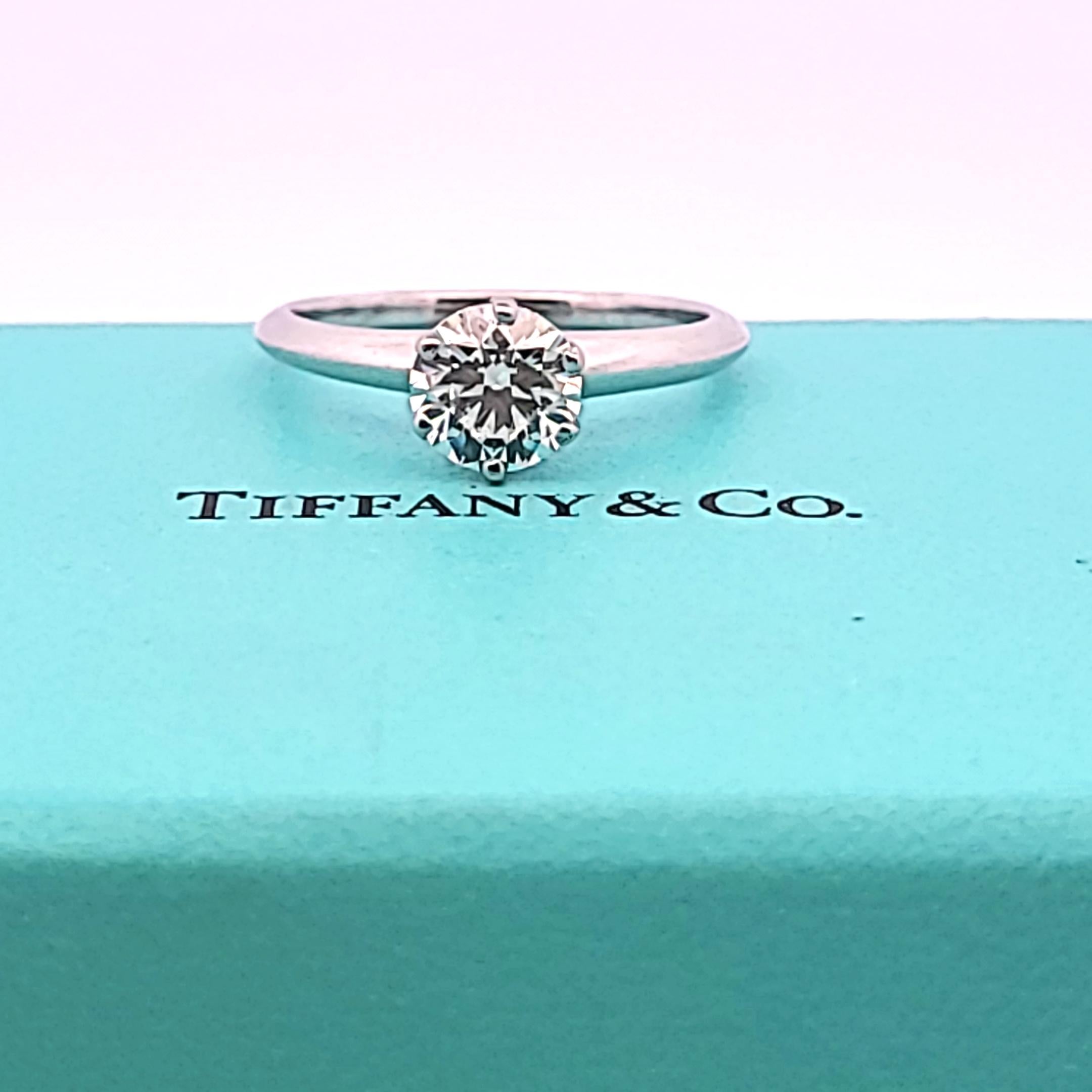 Tiffany & Co. Anello di fidanzamento in platino bianco con diamante tondo e brillante da 1,10 carati in vendita 9