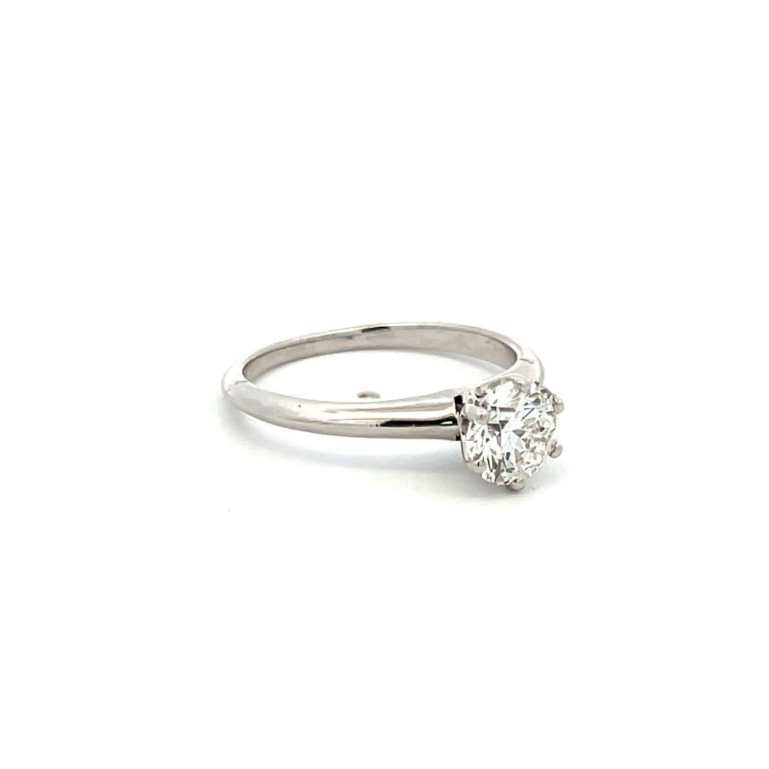 Tiffany & Co. Anello di fidanzamento in platino bianco con diamante tondo e brillante da 1,10 carati in vendita 2
