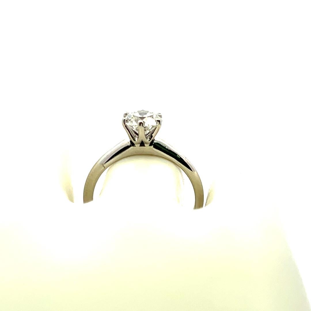 Tiffany & Co. Anello di fidanzamento in platino bianco con diamante tondo e brillante da 1,10 carati in vendita 3