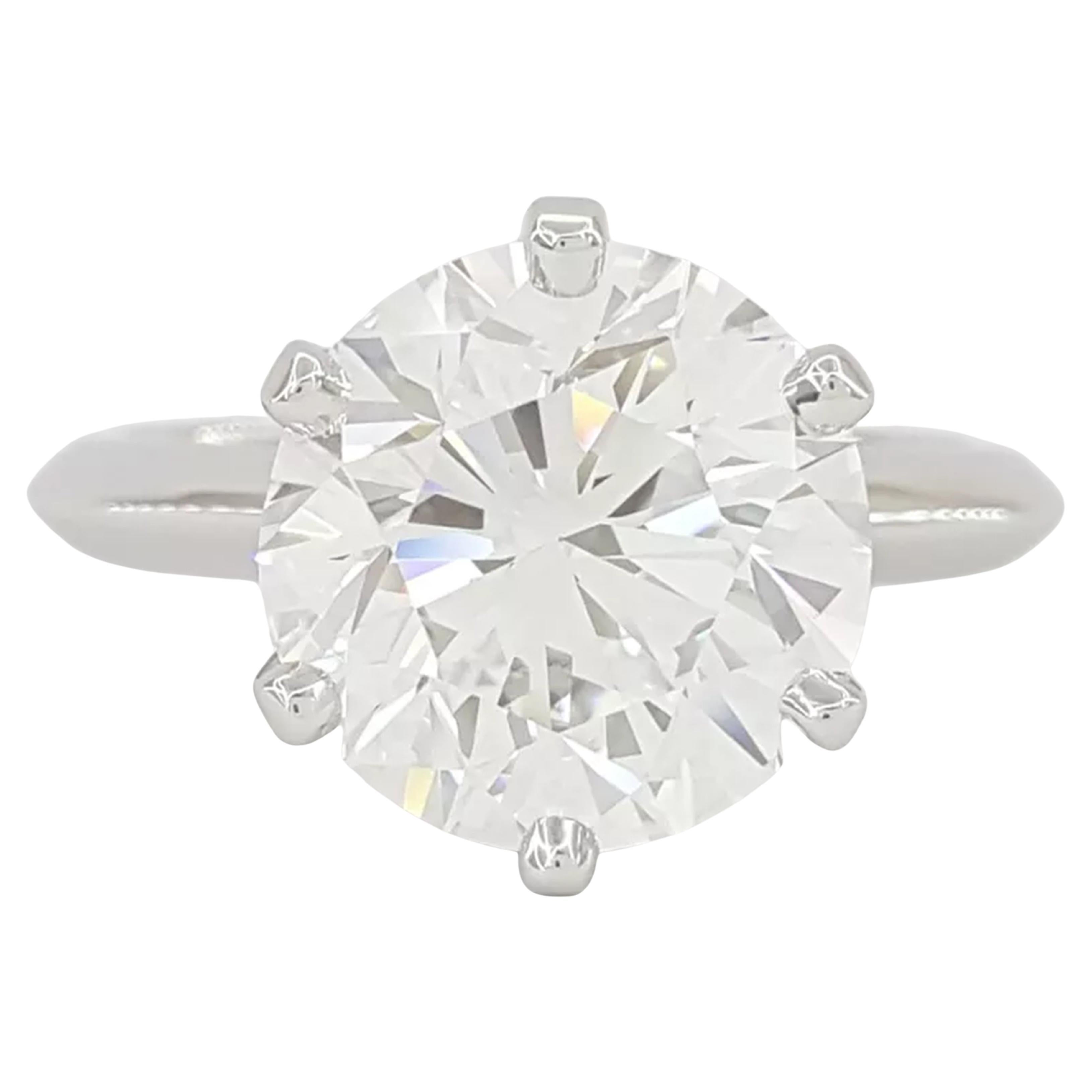 Tiffany & Co. Anillo de compromiso solitario con diamante redondo talla brillante en platino de 1,11 quilates

Experimenta el lujo atemporal con esta auténtica joya de Tiffany & Co. Anillo de compromiso solitario de platino, con un impresionante