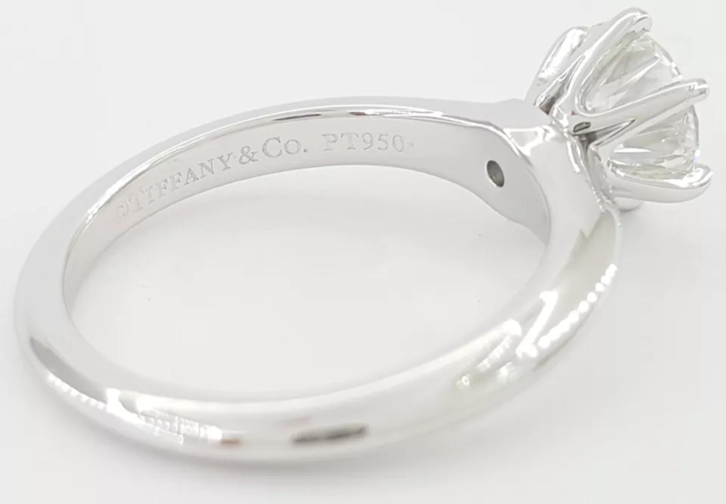 Femenino o masculino Tiffany & Co. Anillo solitario de diamantes redondos talla brillante en platino de 1,11 quilates en venta