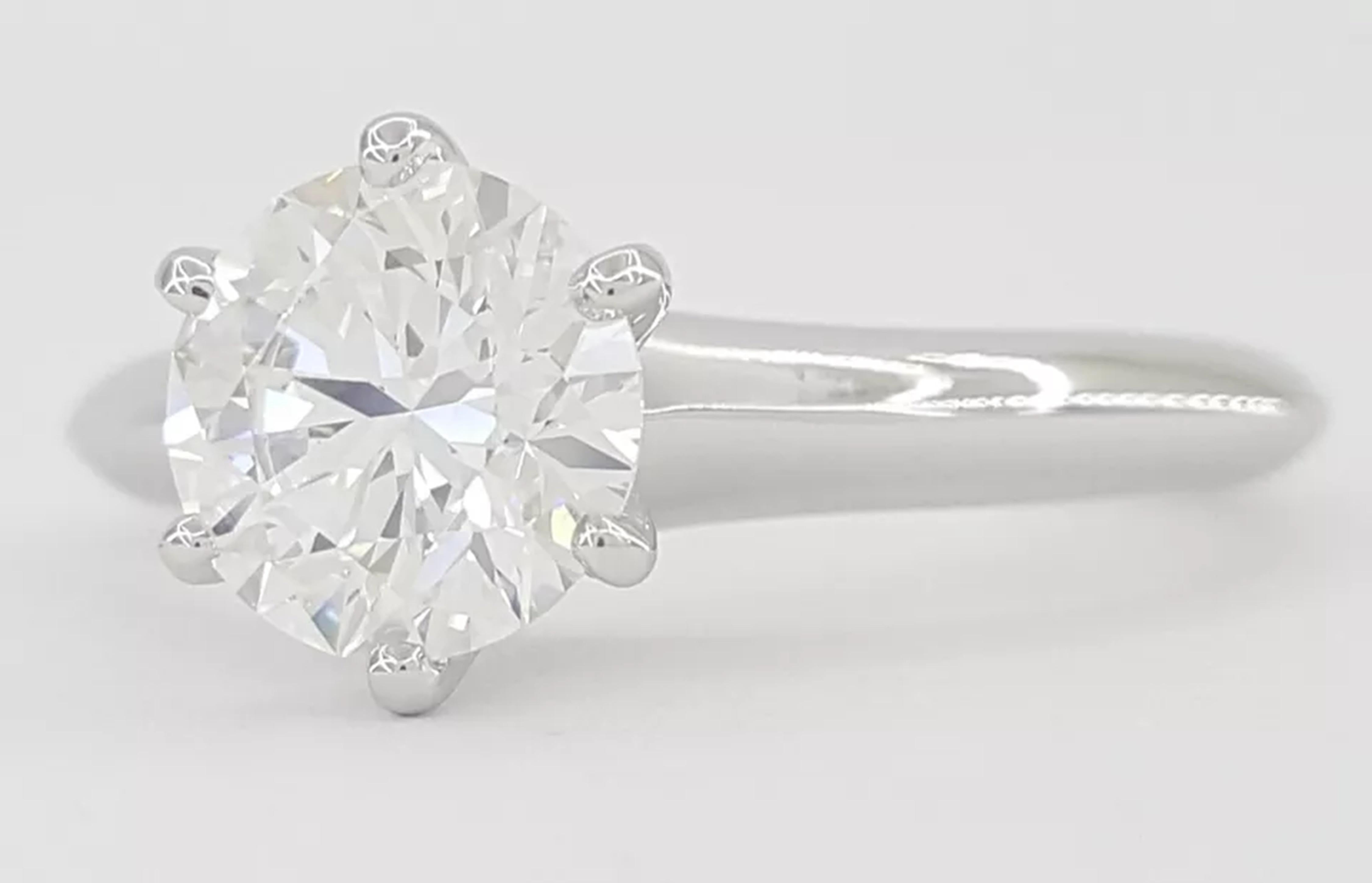 Tiffany & Co. Anillo solitario de diamantes redondos talla brillante en platino de 1,11 quilates en venta 1