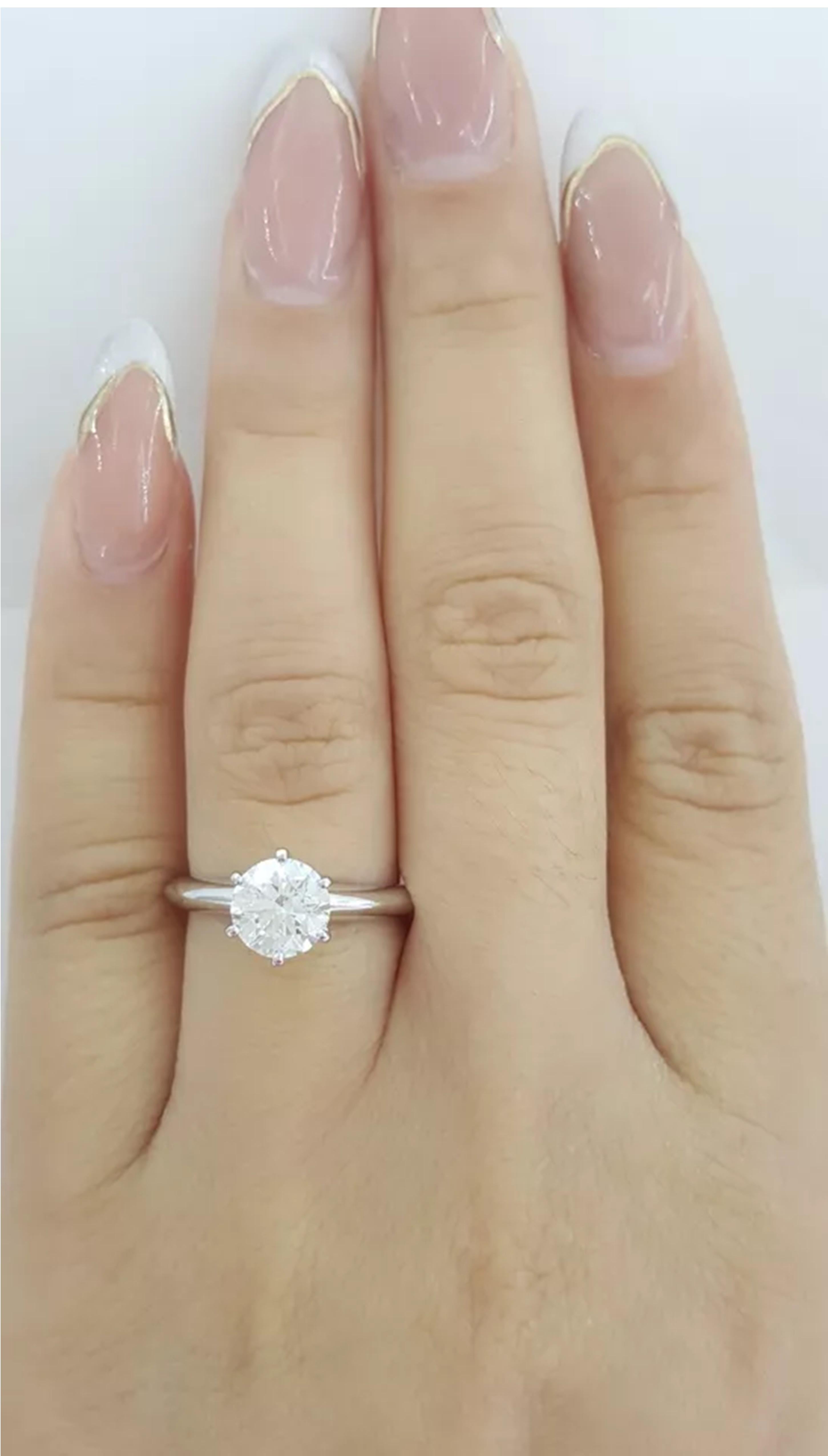 Tiffany & Co. Anillo solitario de diamantes redondos talla brillante en platino de 1,11 quilates en venta 2