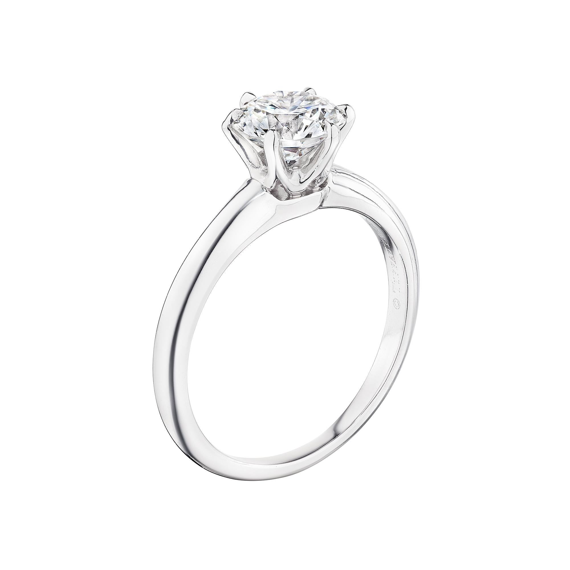 Tout simplement lumineuse.  Cette bague de fiançailles Tiffany & Co. 1,12 diamant rond de taille brillant en platine certifié GIA brille plus que toutes les autres.  Signées Tiffany & Co.  Vers 2003.  Couleur du diamant H.  Clarté VS2.  Numéro de