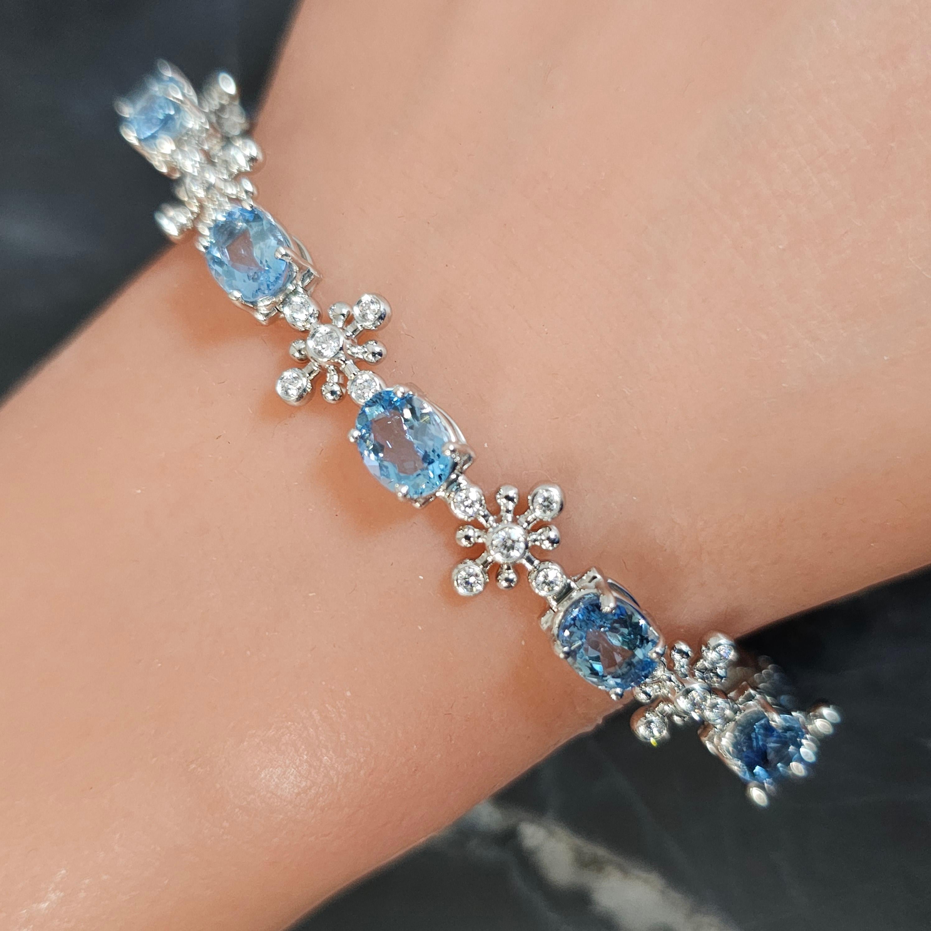 Ce magnifique bracelet Tiffany & Co. est une pièce unique comprenant 11,2ctw d'aigue-marine et 1,05ctw de diamants, avec un design de flocon de neige serti en platine. Ce bracelet est parfait pour celles qui aiment les bijoux uniques et étonnants.
