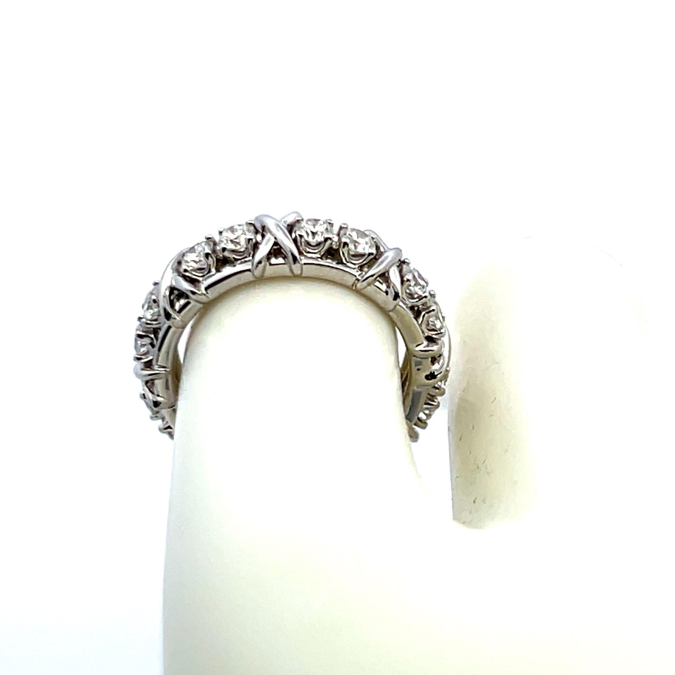 Progettista:
Tiffany & Co.
Titolo:
Questo autentico anello a fascia in platino di Tiffany & Co. sfoggia un raffinato motivo a X che avvolge con eleganza sedici diamanti Round Brilliante per un totale di 1,14 carati. Ogni diamante ha un colore F e