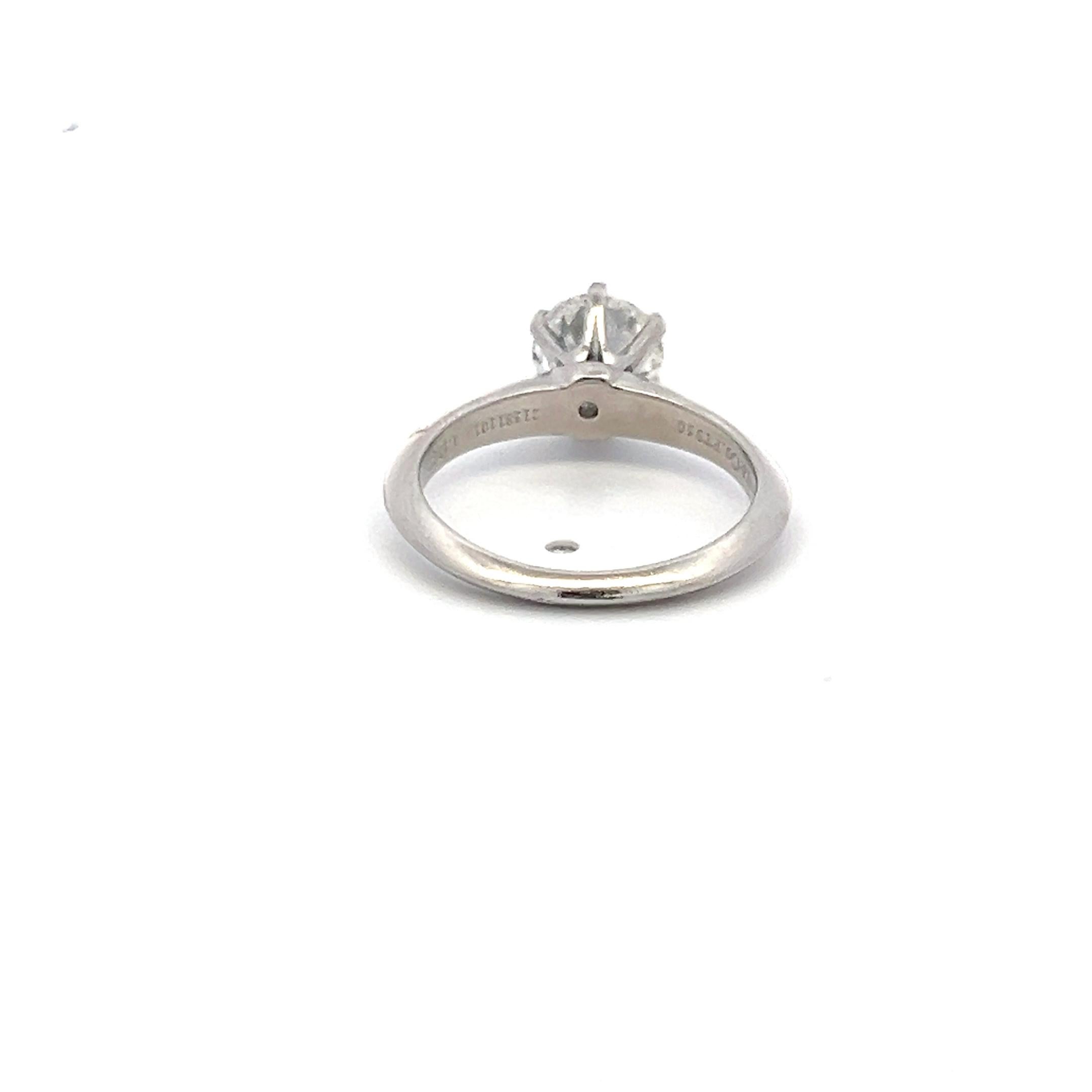 Tiffany & Co. Anello di fidanzamento in platino con diamante tondo brillante G VS1 da 1,18 carati In condizioni buone in vendita a New York, NY