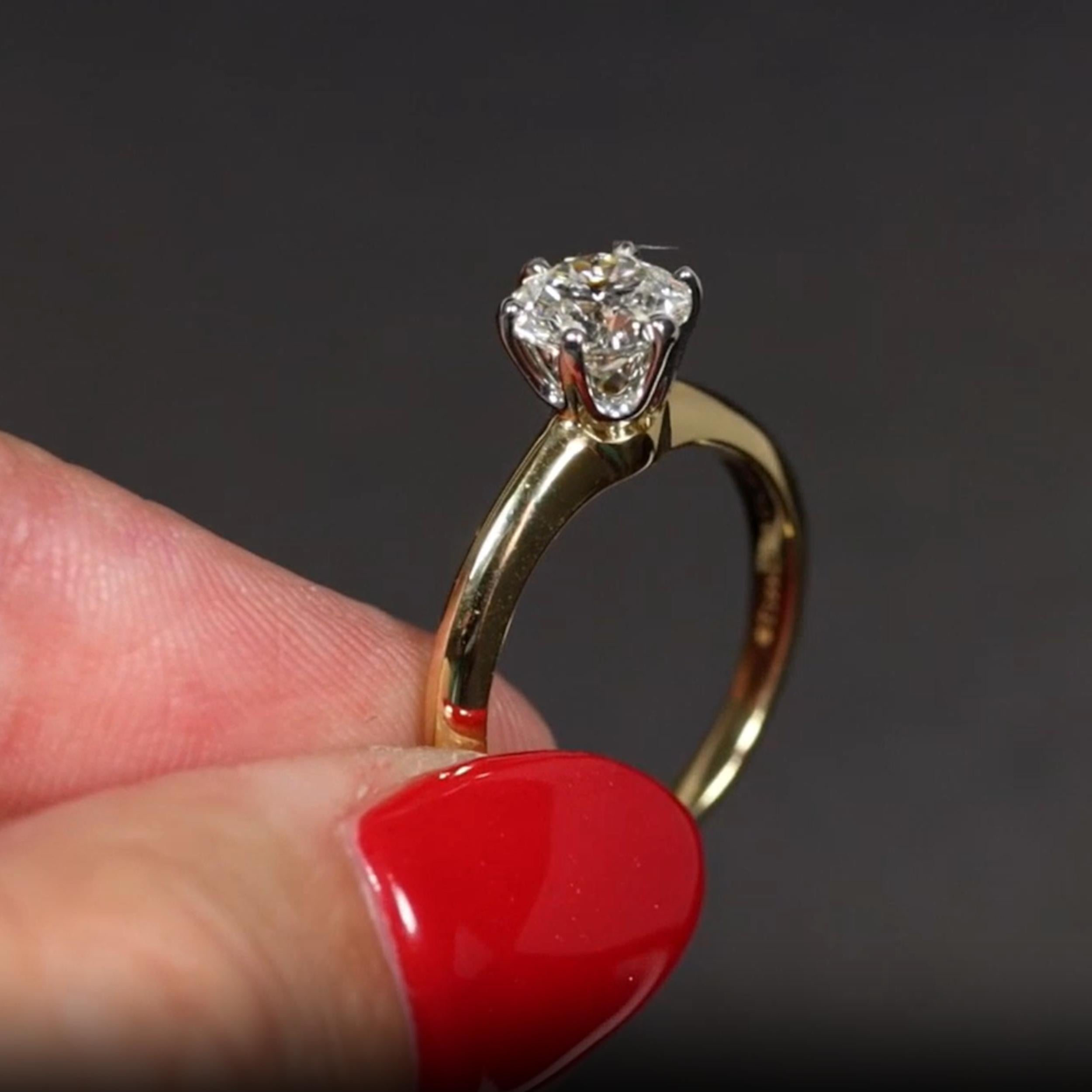 Cette élégante bague de fiançailles solitaire de Tiffany & Co. est un classique intemporel. Réalisée en or jaune 18 carats avec une tête en platine, la bague est ornée d'un superbe diamant rond de 1,19 carat taillé en brillant, de couleur blanche H