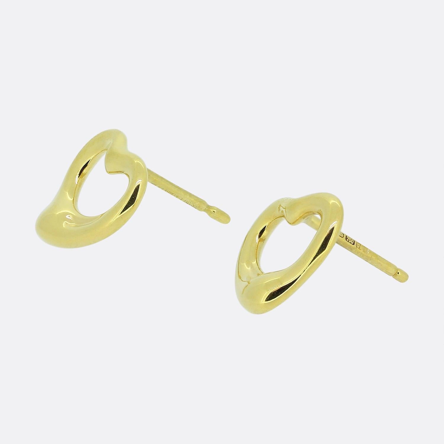 Hier haben wir ein Paar Ohrringe aus 18-karätigem Gelbgold von dem weltbekannten Schmuckdesigner Tiffany & Co. Diese Ohrringe sind Teil einer Kollektion von Elsa Peretti und zeigen ihr ikonisches offenes Herzdesign.
Es handelt sich um das etwas