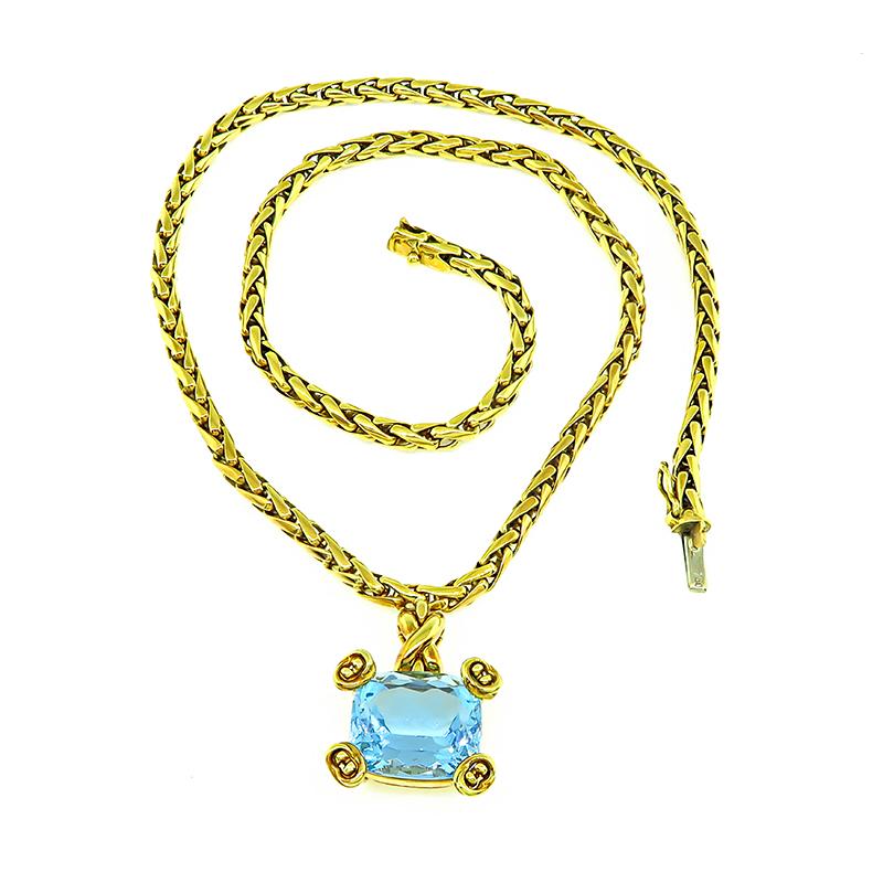 Dies ist eine elegante Halskette aus 18k Gelbgold von Tiffany & Co. Die Halskette besteht aus einem schönen Aquamarin im Kissenschliff mit einem Gewicht von etwa 12,00ct. Die Halskette ist 16 1/4 Zoll lang und wiegt 38 Gramm. Die Halskette ist mit