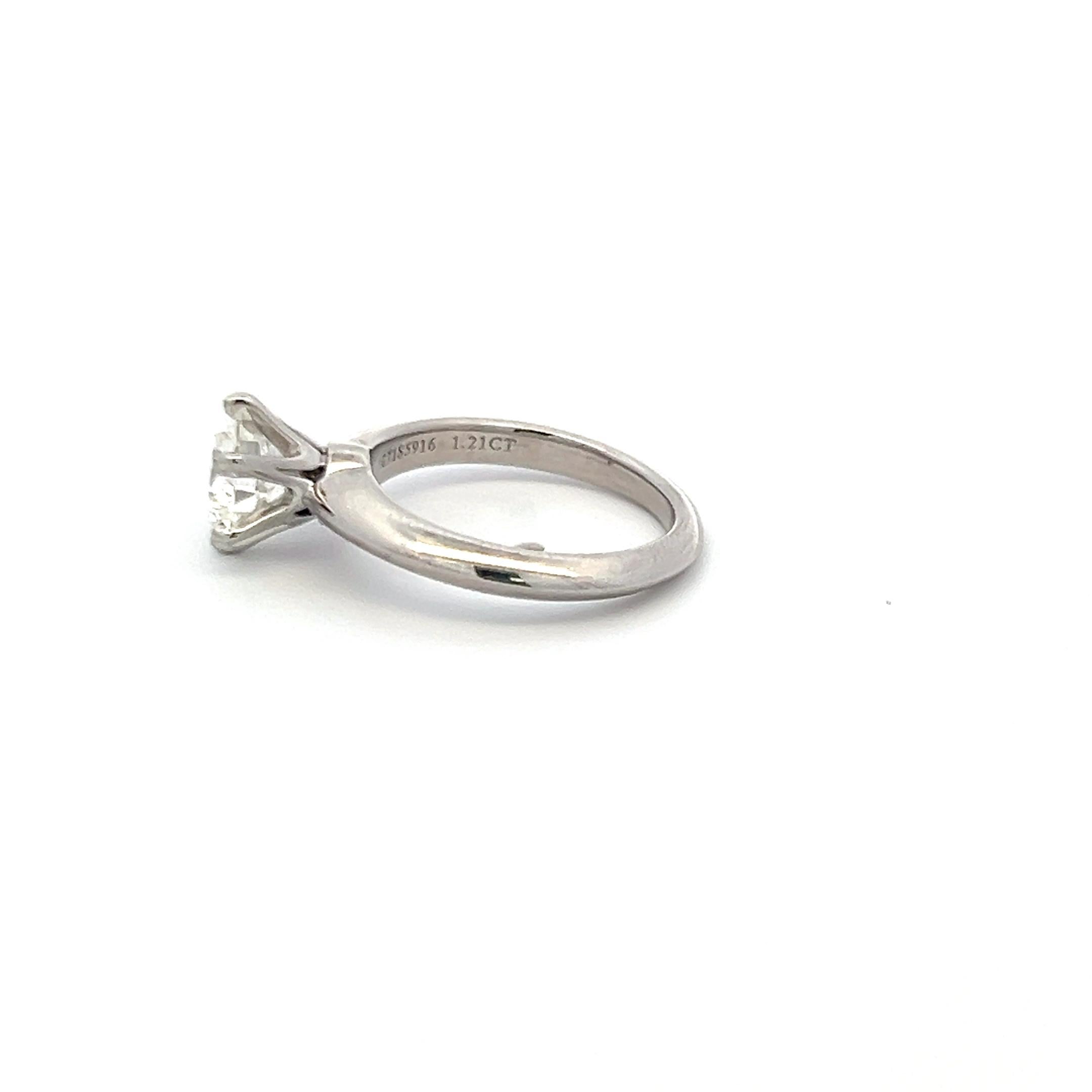 Anillo de compromiso en platino con diamante redondo brillante I VVS1 de 1,21 quilates Tiffany & Co. en Bueno estado para la venta en New York, NY