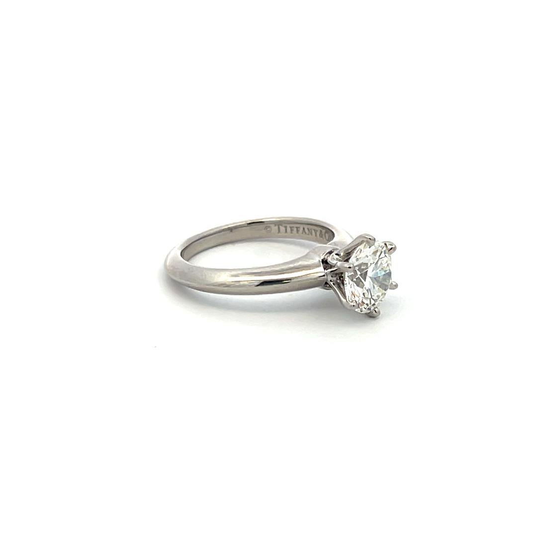 Anillo de compromiso en platino con diamante redondo brillante I VVS1 de 1,21 quilates Tiffany & Co. en venta 2