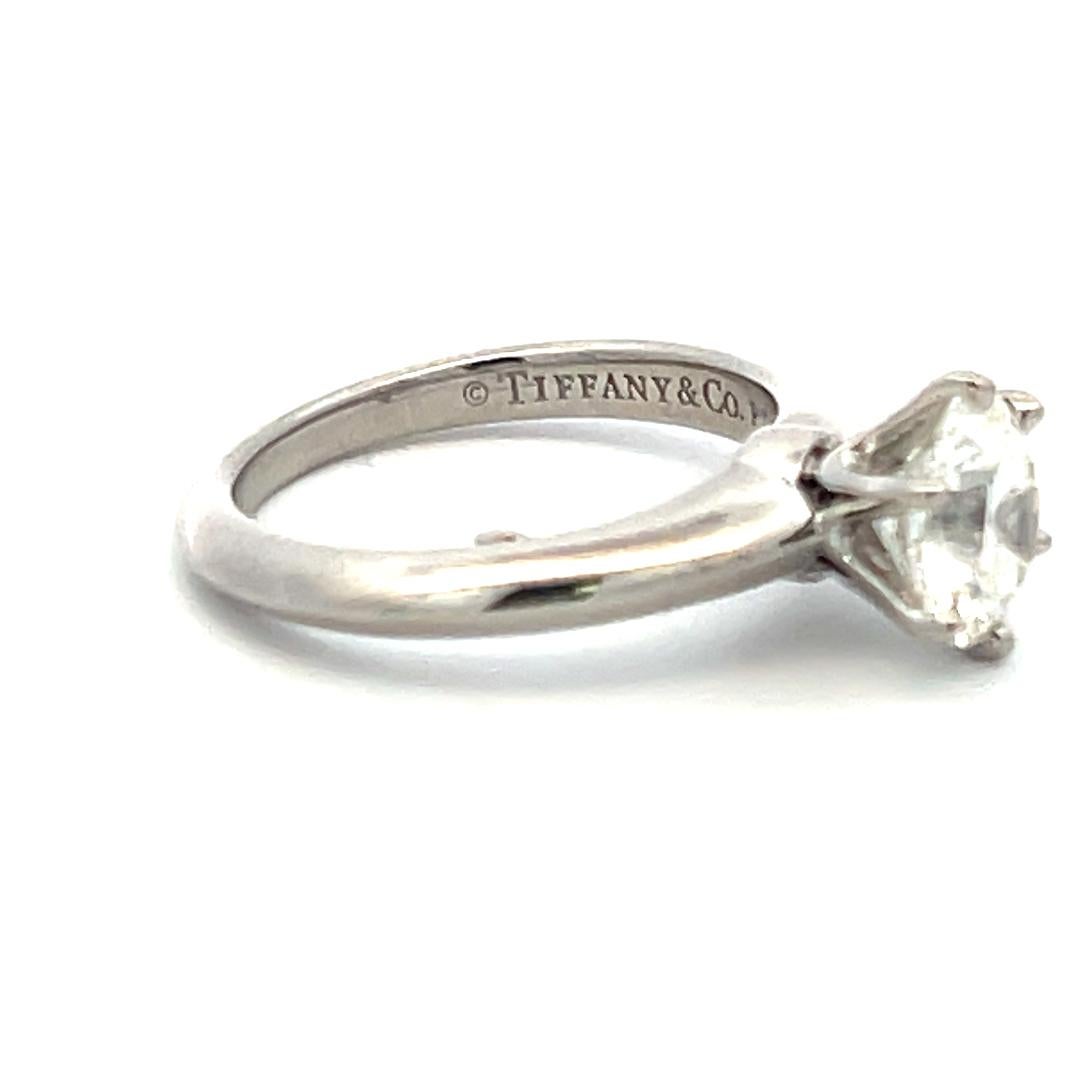 Anillo de compromiso en platino con diamante redondo brillante I VVS1 de 1,21 quilates Tiffany & Co. en venta 3