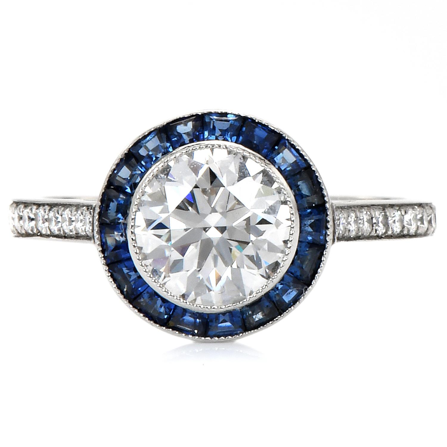 Der klassische Halo-Verlobungsring im Deco-Stil von Tiffany & Co. ist von einem Art Deco Halo inspiriert und 

gefertigt in luxuriösem Platin.

Zentriert von einem echten Diamanten, Round Cut, Lünette gesetzt, 1,23 Karat, H Farbe &. VVS2