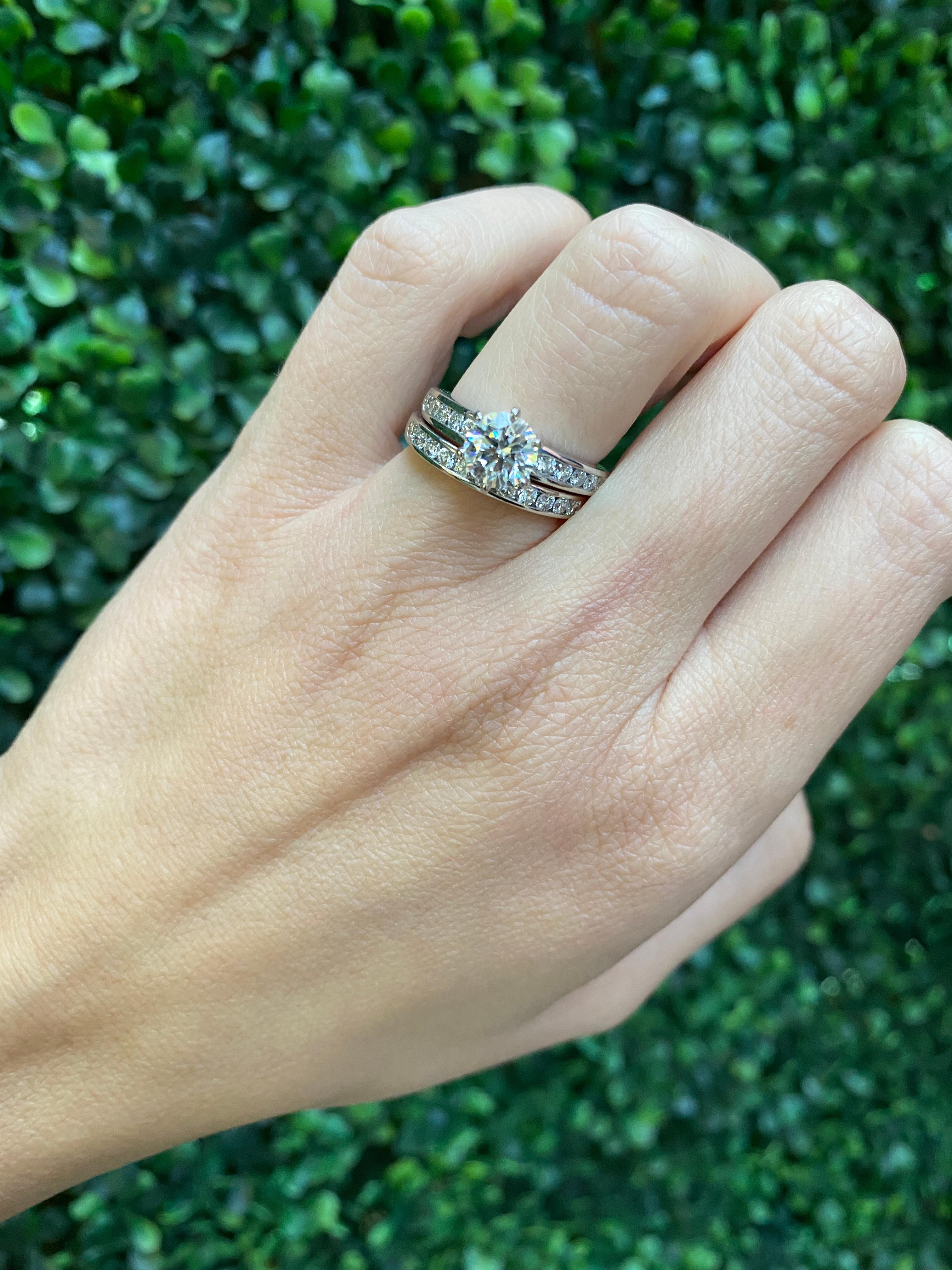 Tiffany & Co., ensemble de mariage en platine avec diamants ronds et brillants de 1,24 carat Unisexe en vente