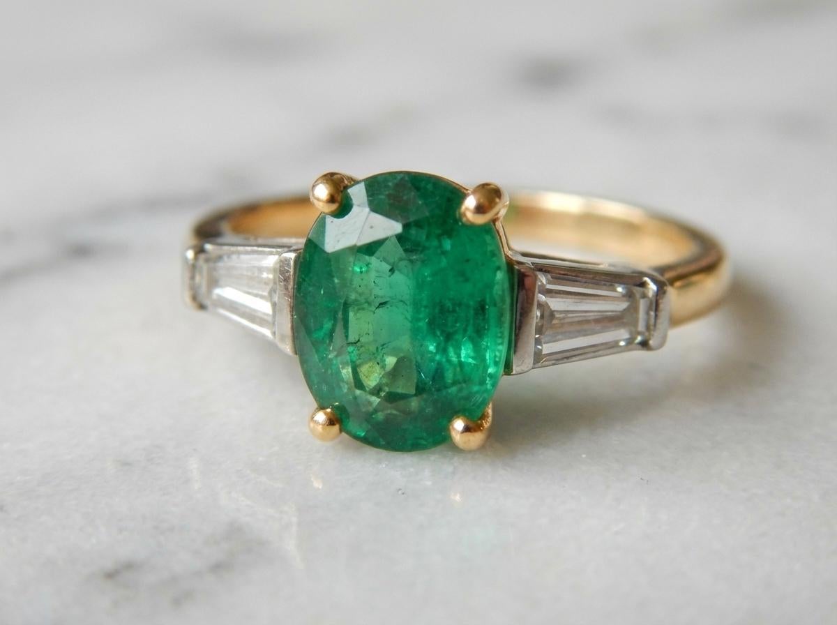 Taille ovale Tiffany & Co. Bague baguette en or 18 carats de 1,30 carat d'émeraudes et de diamants en vente